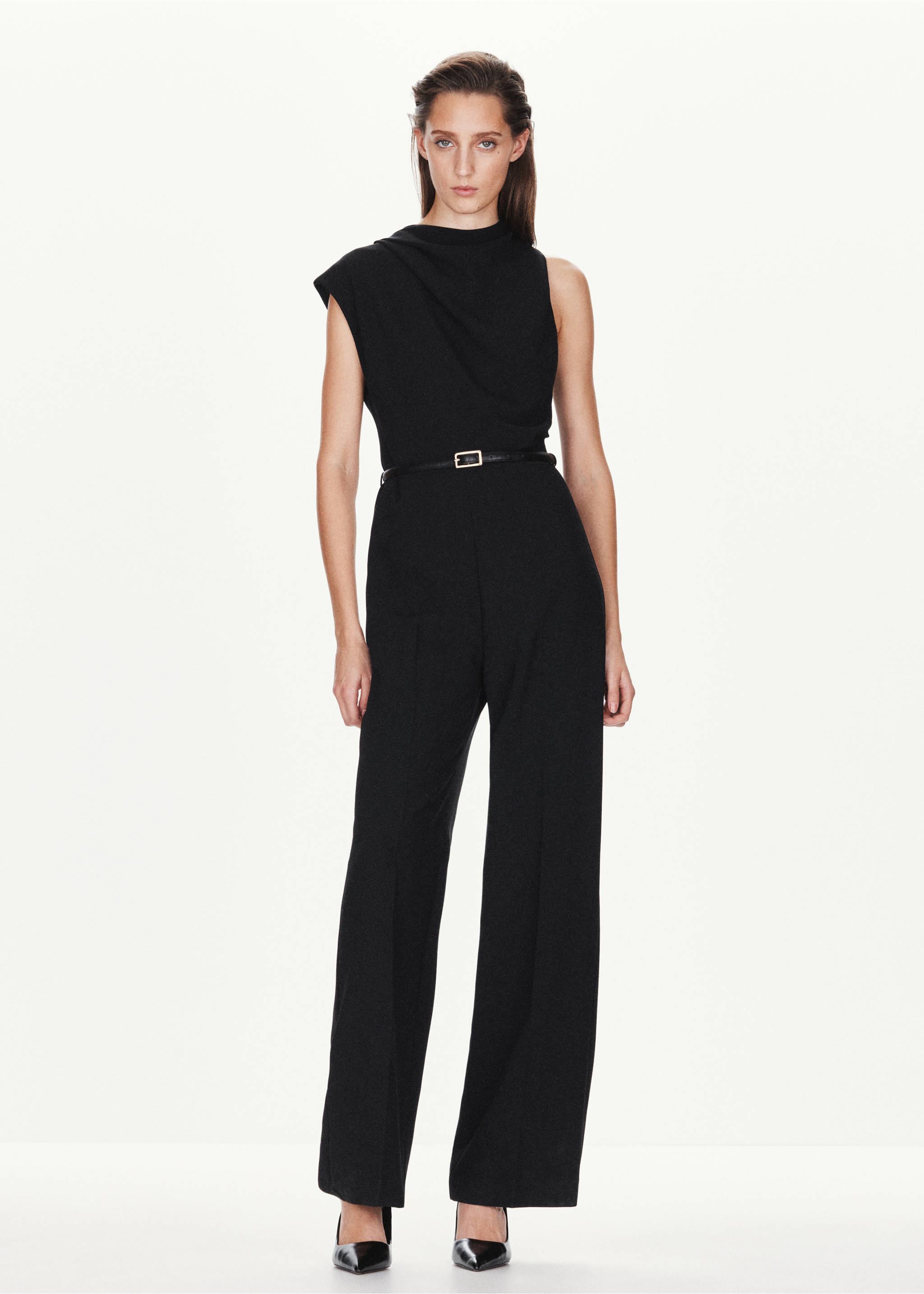 Mono negro con escote asimétrico drapeado y pantalón ancho., Negro. Ref: 37057806-01.