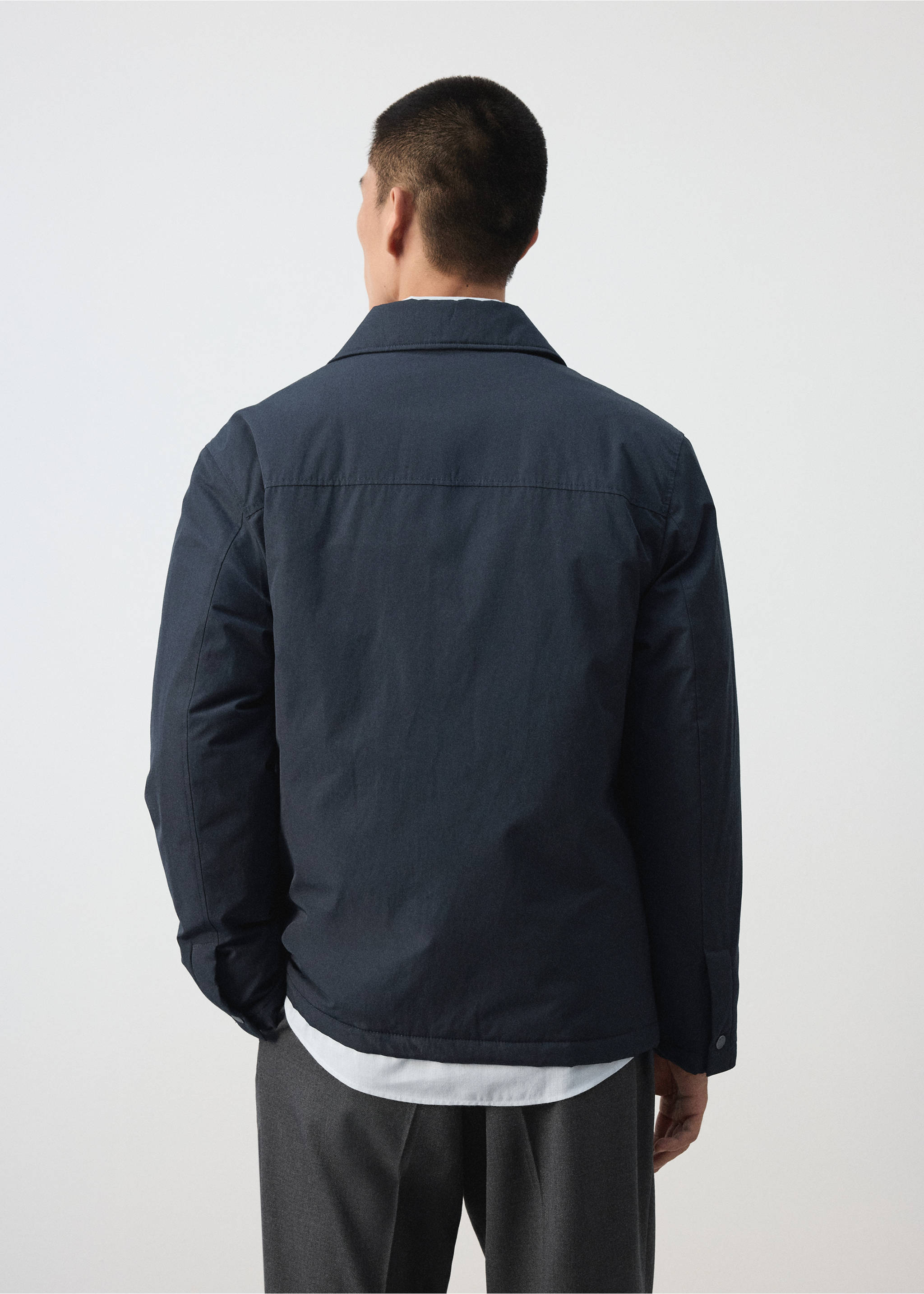 Navy blue jacket seen from the back with a classic collar and yoke., Night Blue. Ref: 37057882-00.