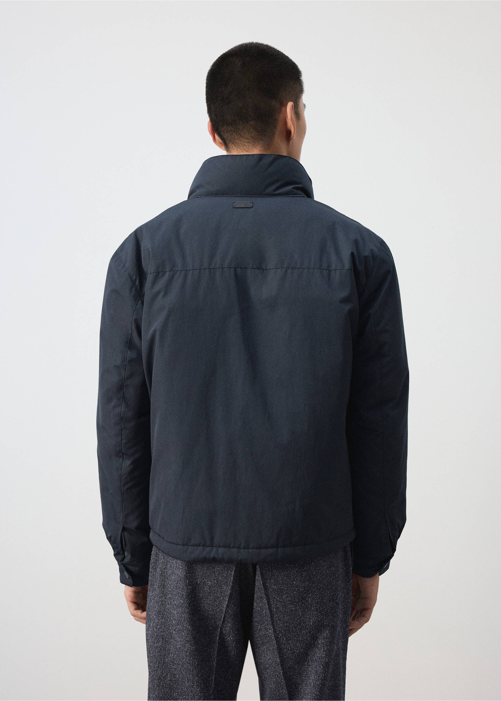 Chaqueta azul marino oscuro con cuello alto, vista desde la espalda., Azul noche. Ref: 37057884-00.