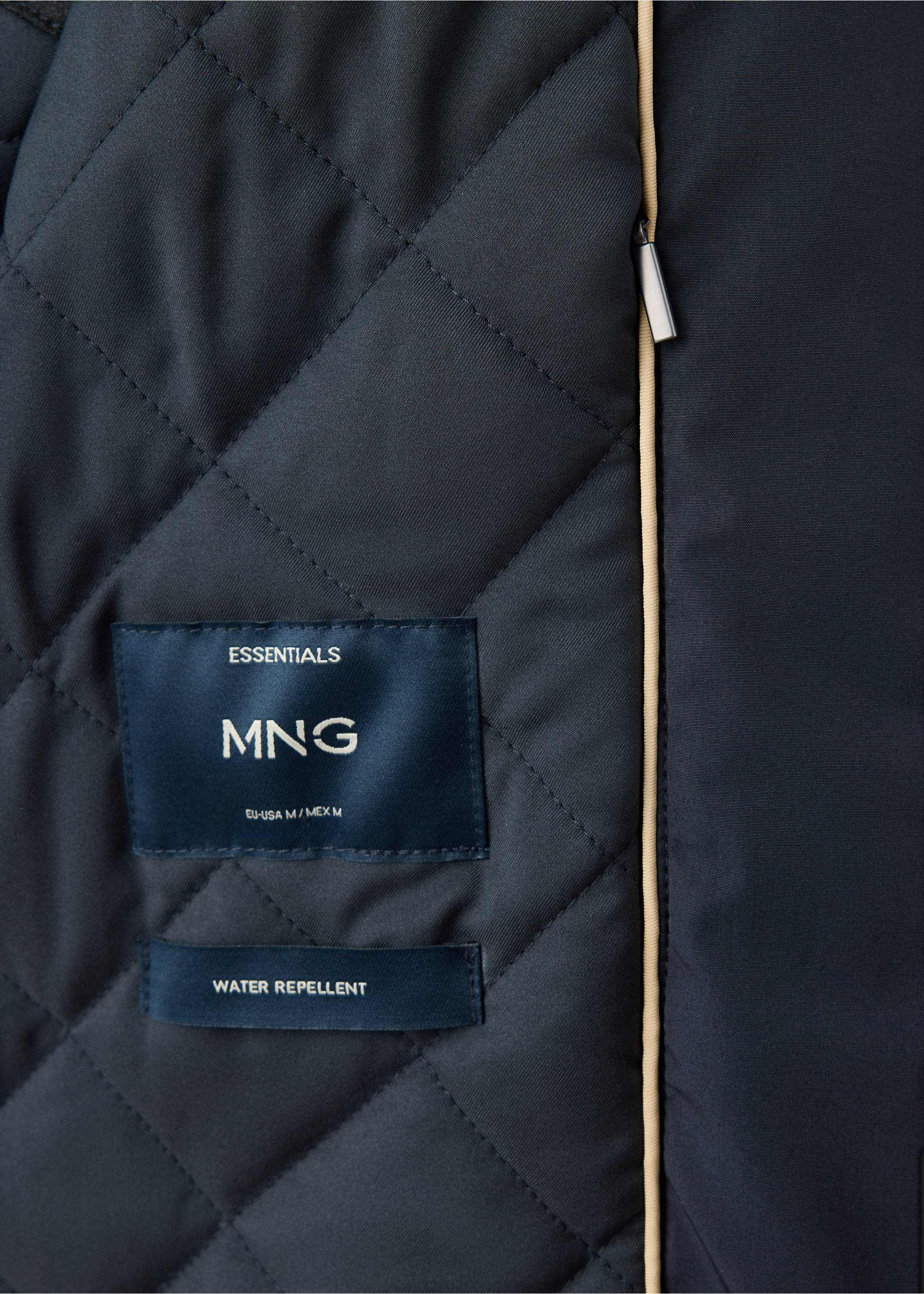 Detalle del interior de una chaqueta acolchada azul marino con etiquetas de la marca y detalle repelente al agua., Azul noche. Ref: 37057884-00.