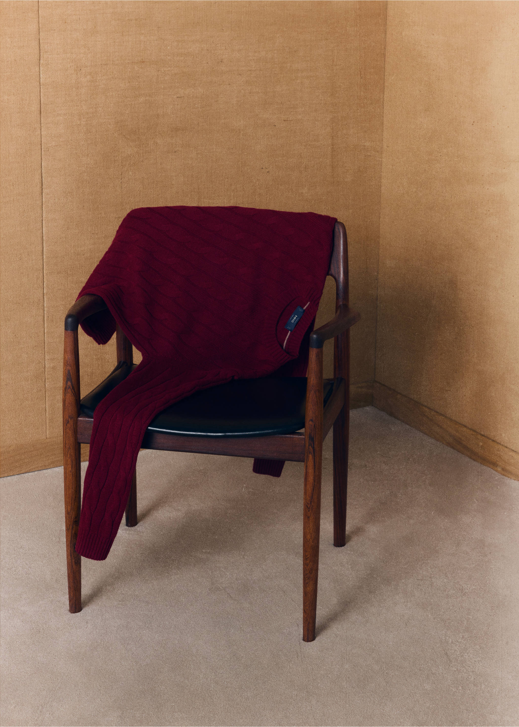 100% wool cable-knit jumper - Details of the article 5, Medium Red. Ref: 37057886-00.