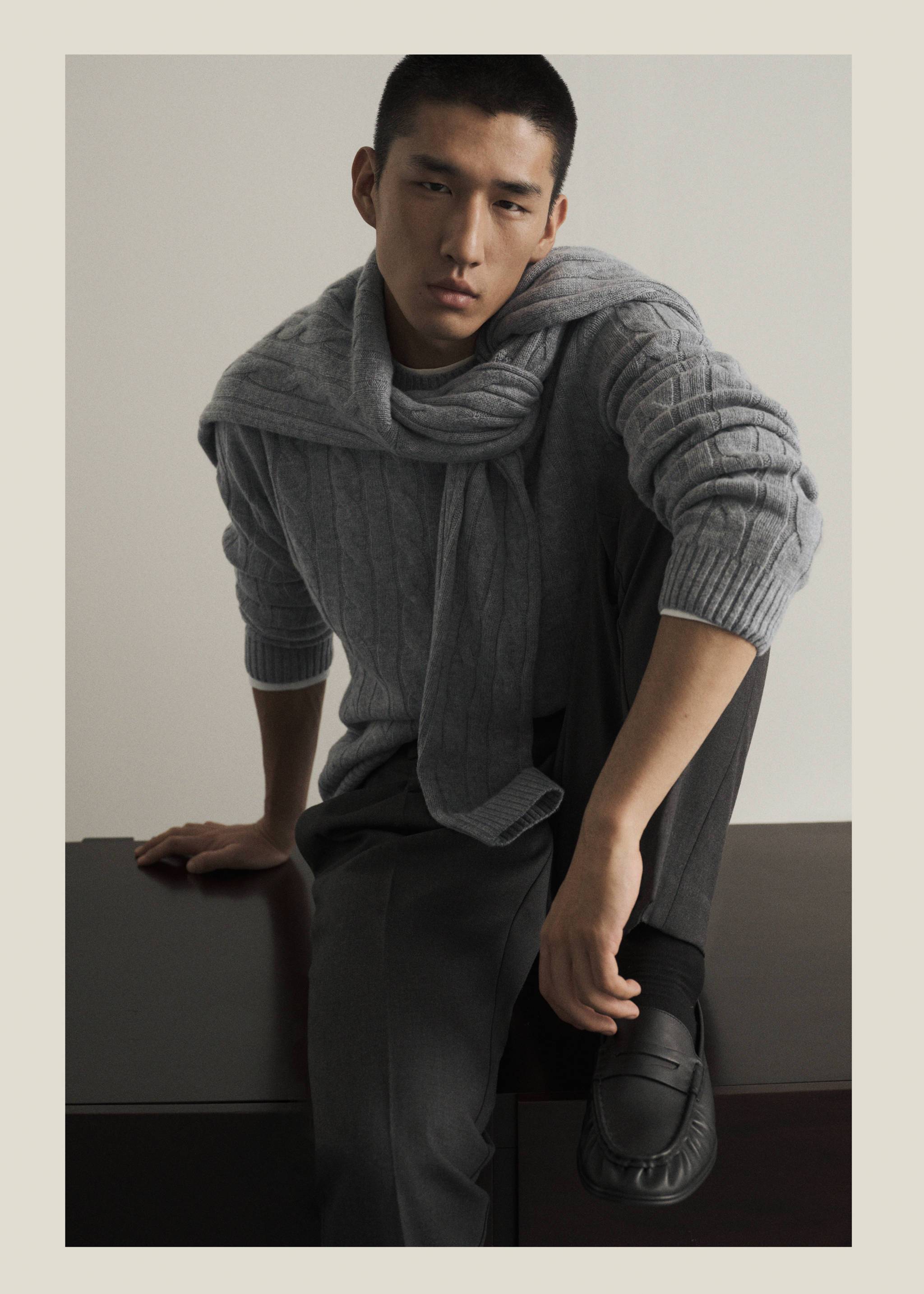 100% wool cable-knit jumper - Details of the article 5, Medium Heather Grey. Ref: 37057886-00.