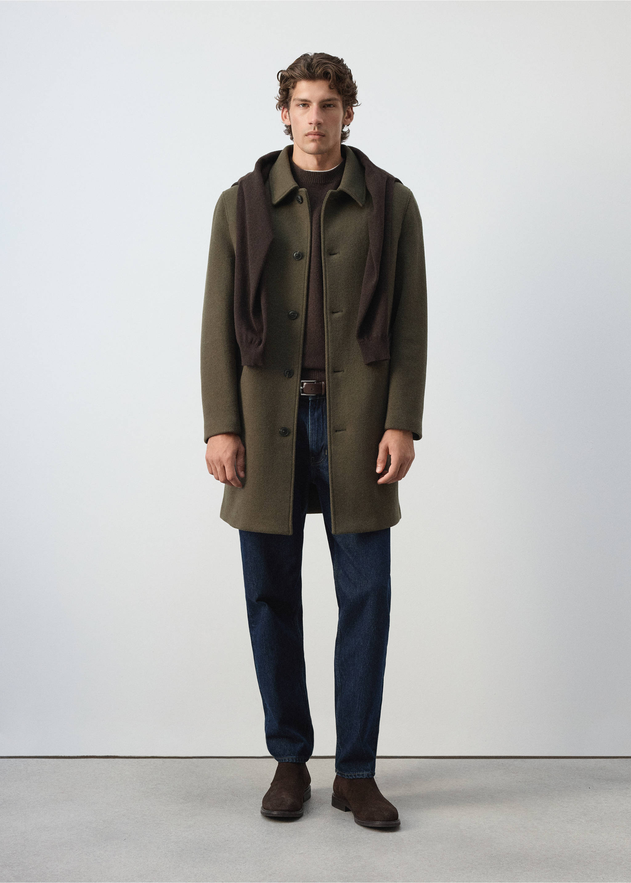 Green coat with classic collar and front button closure, styled with a brown sweater., Medium Brown. Ref: 37057888-00.