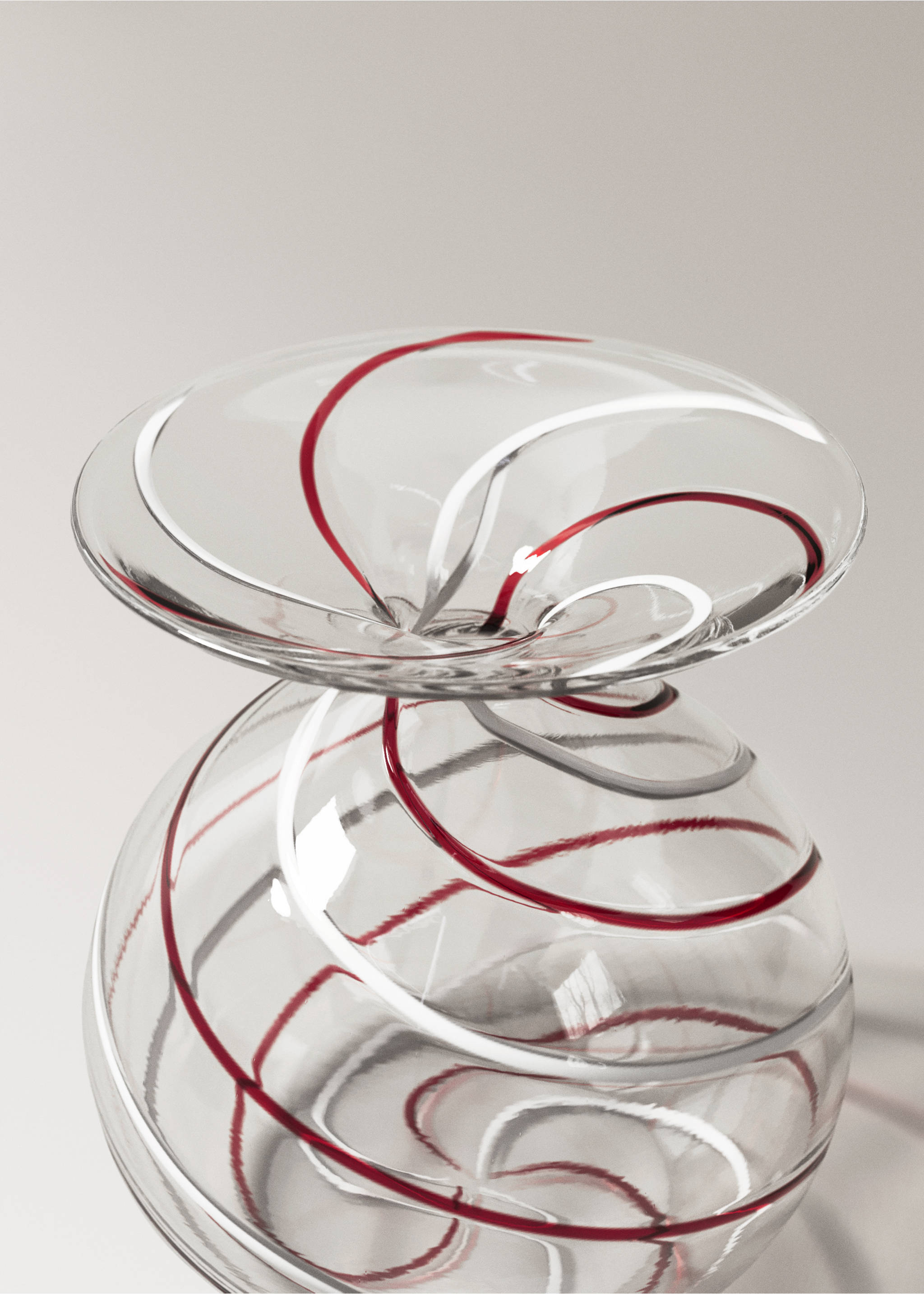 Niedrige Glasvase mit Streifen - Detail des Artikels 1, Rot. Ref: 37057890-00.