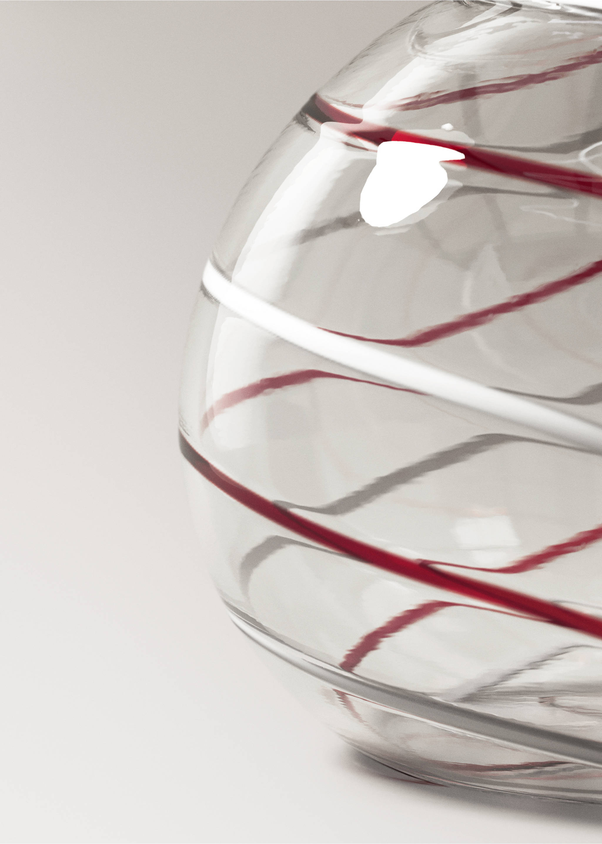 Niedrige Glasvase mit Streifen - Detail des Artikels 2, Rot. Ref: 37057890-00.