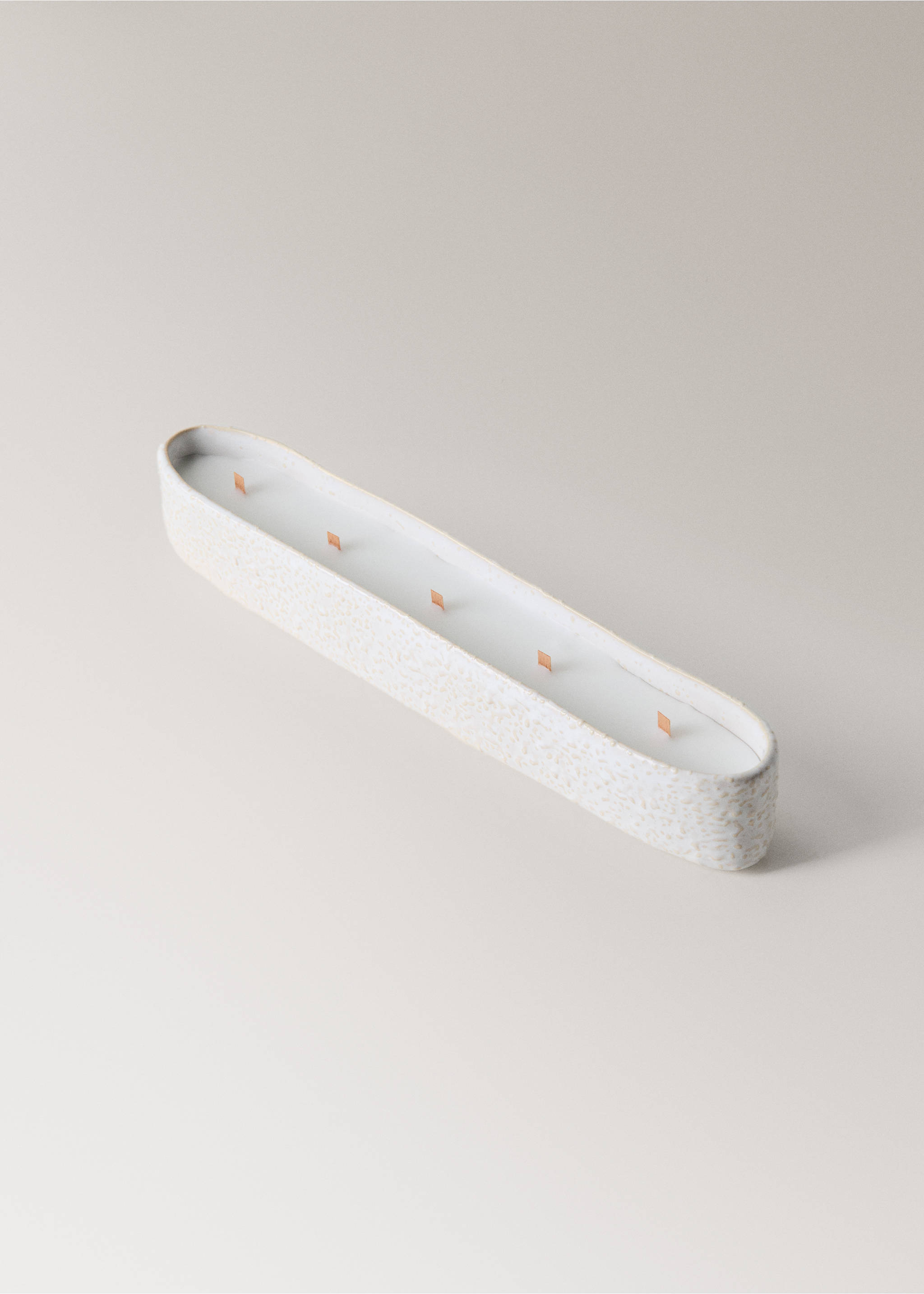 Long oval candle in an off-white speckled container with five wooden wicks., Off White. Ref: 37057904-00.