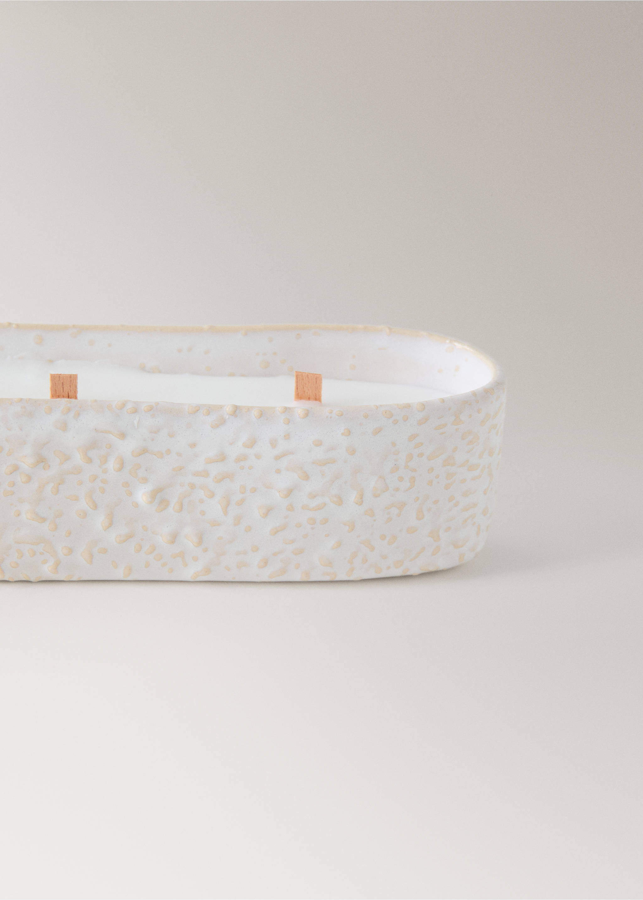 Close-up of a white and beige textured ceramic candle with two wooden wicks., Off White. Ref: 37057904-00.