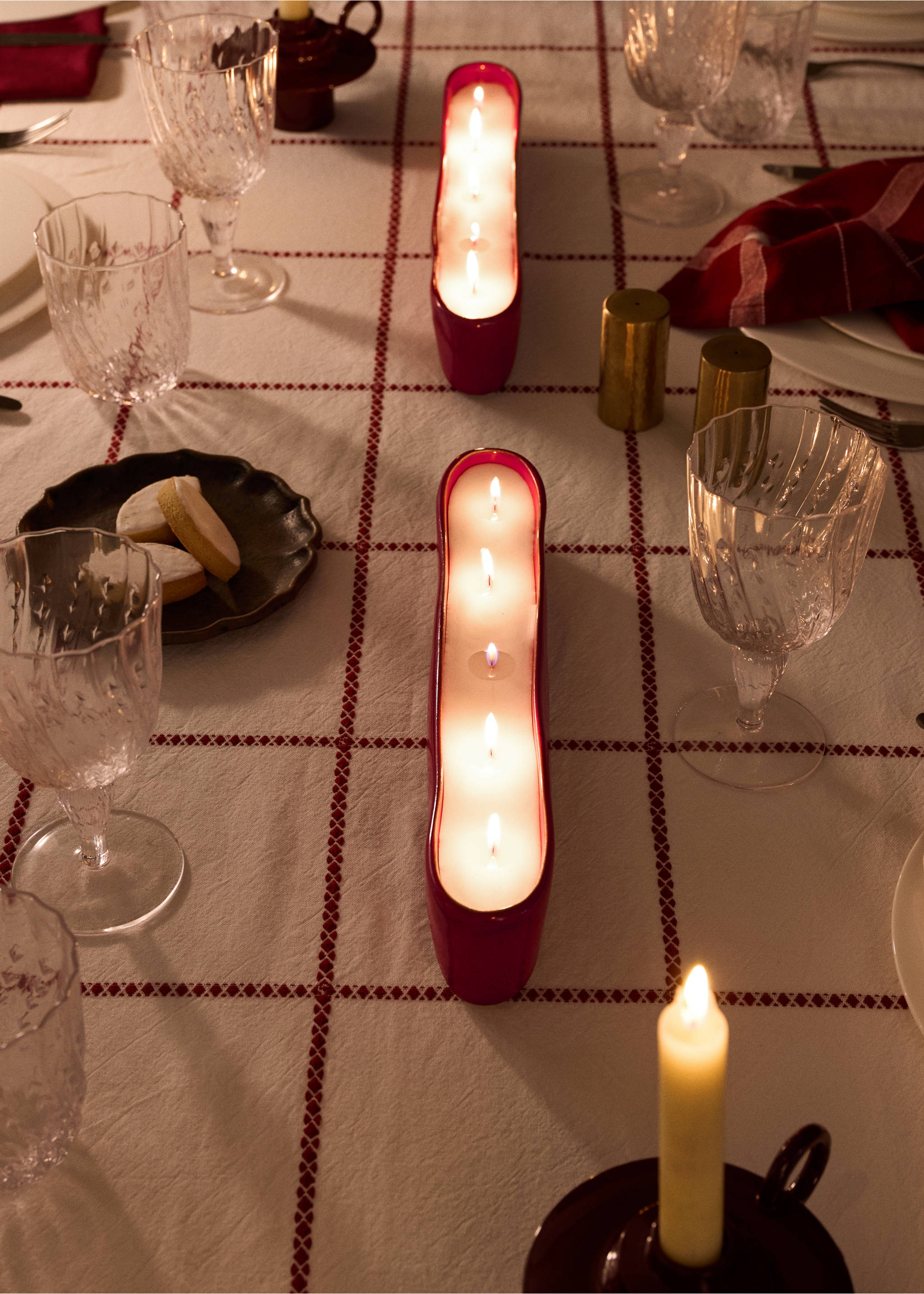 Oval-shaped candle with wooden wicks - General plane, Red. Ref: 37057904-00.