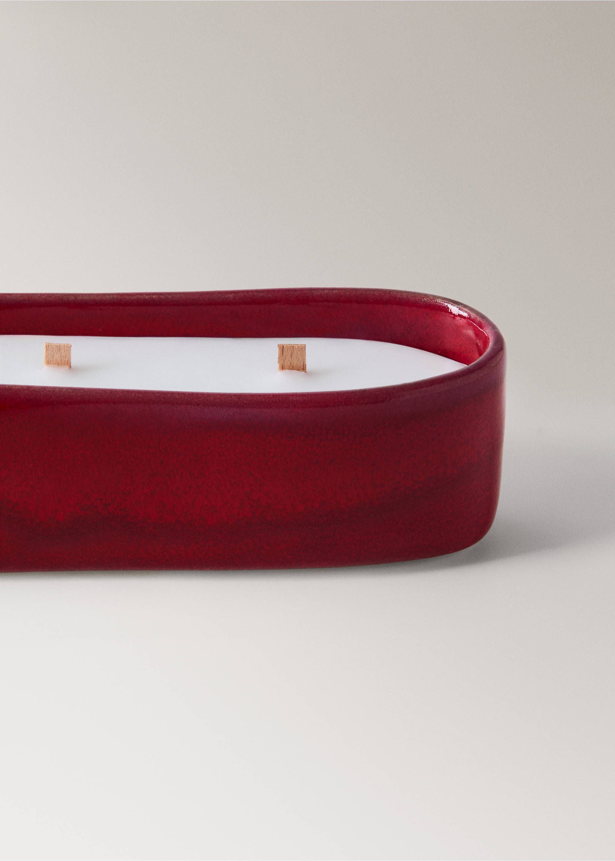 Red ceramic oval candle with two wooden wicks., Red. Ref: 37057904-00.
