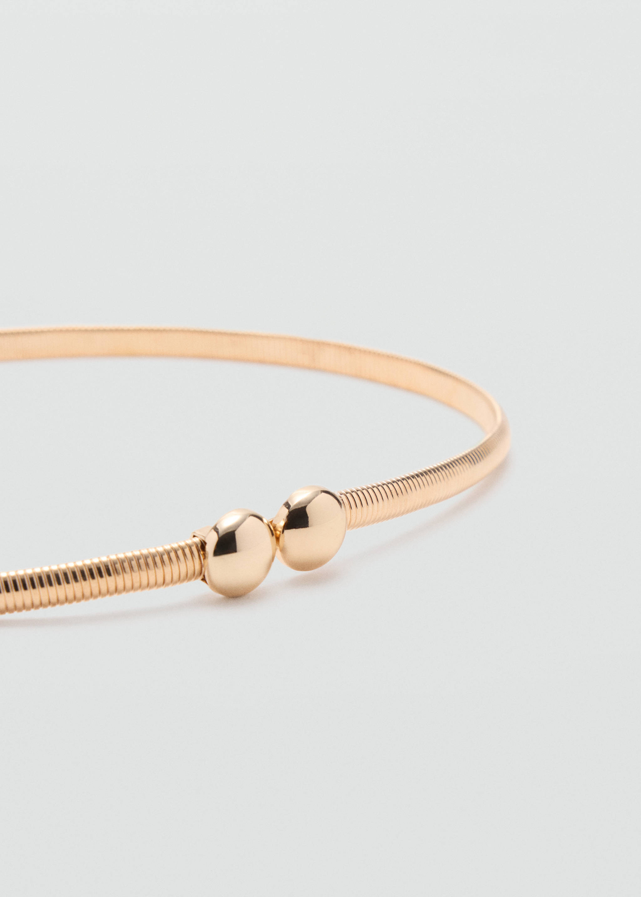 Gold-toned metal slim belt with rounded sphere fastening.