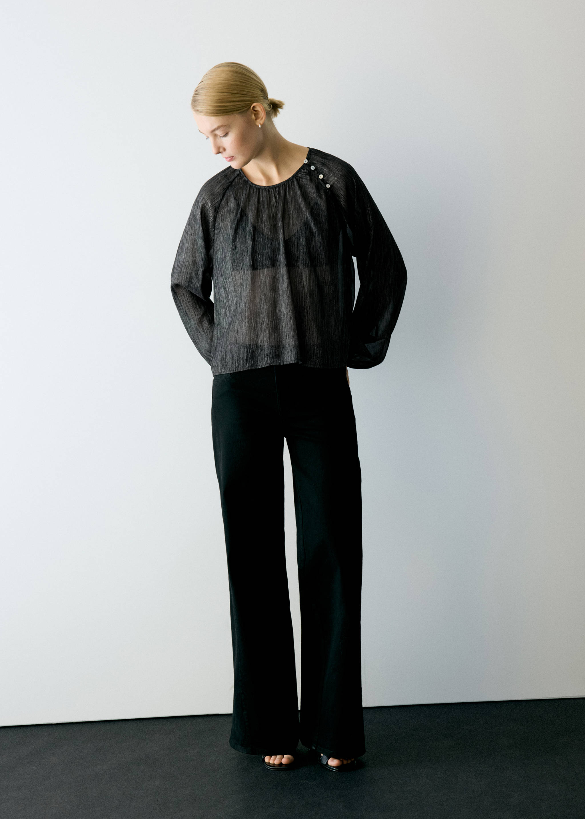 Blouse en fil métallisé détail boutons - Plan général