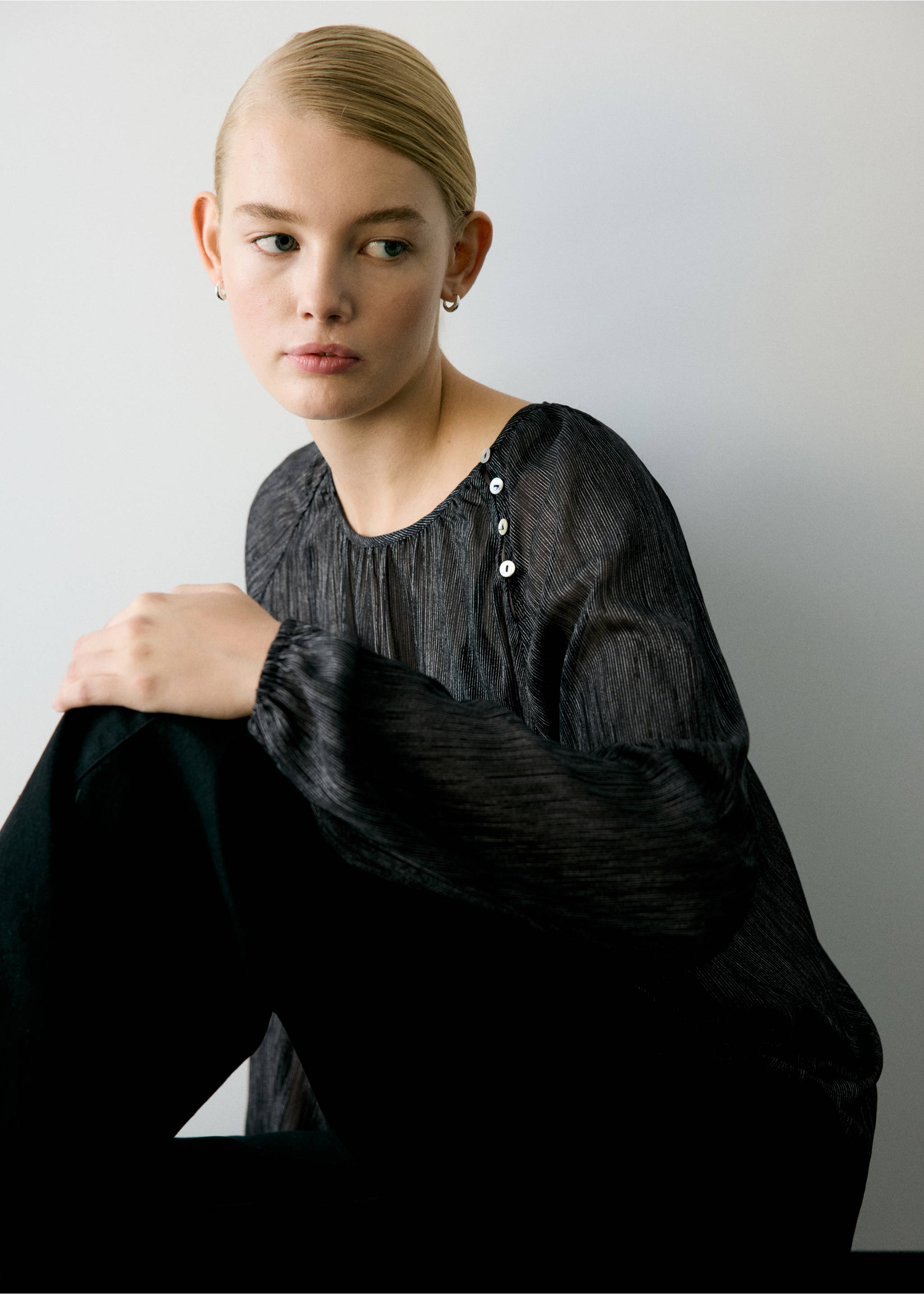 Blouse en fil métallisé détail boutons - Détail de l'article 2, Noir. Ref: 37057906-00.