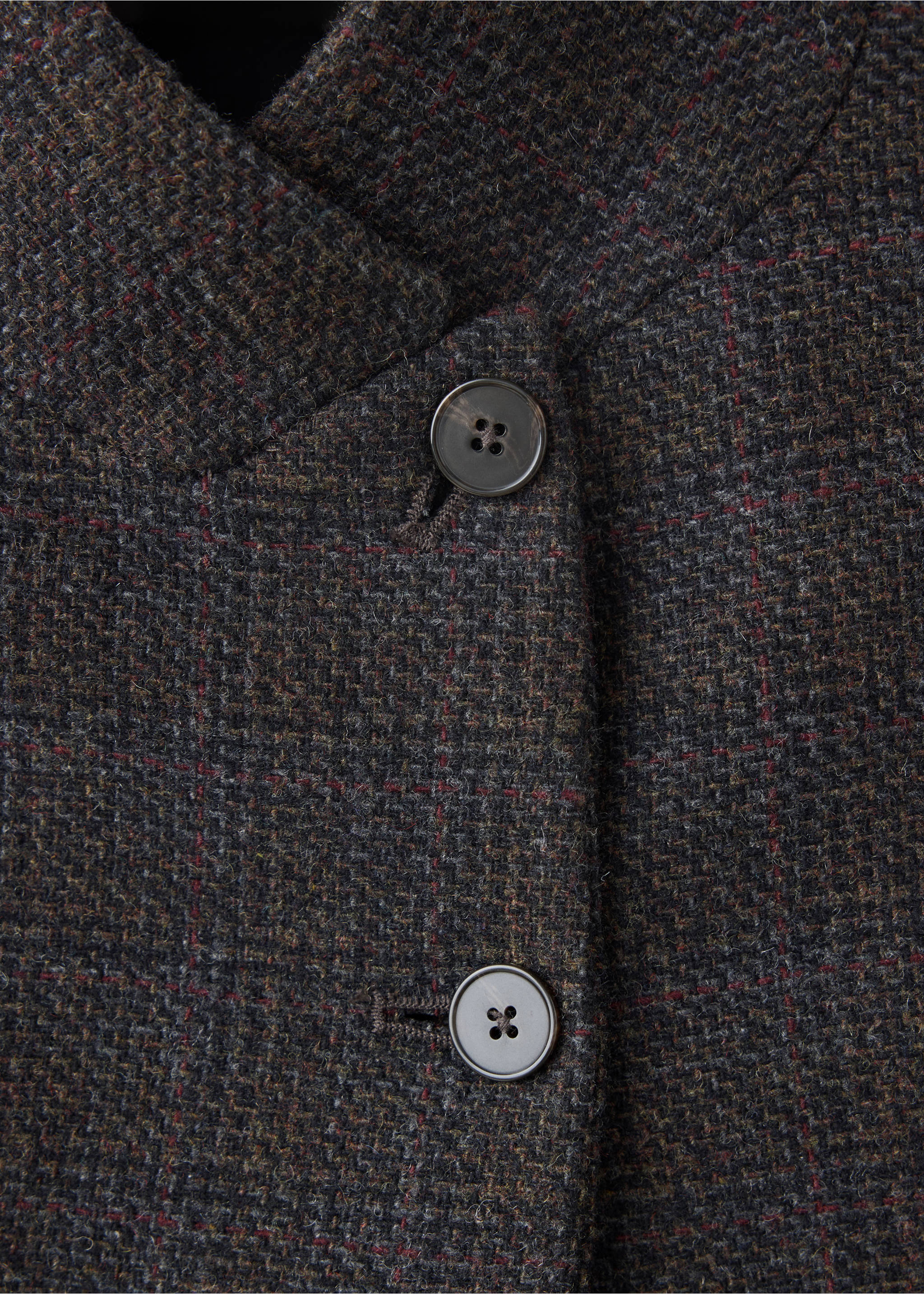 Detalle de la americana de tweed que muestra los botones delanteros y el cuello., Gris. Ref: 37057913-00.