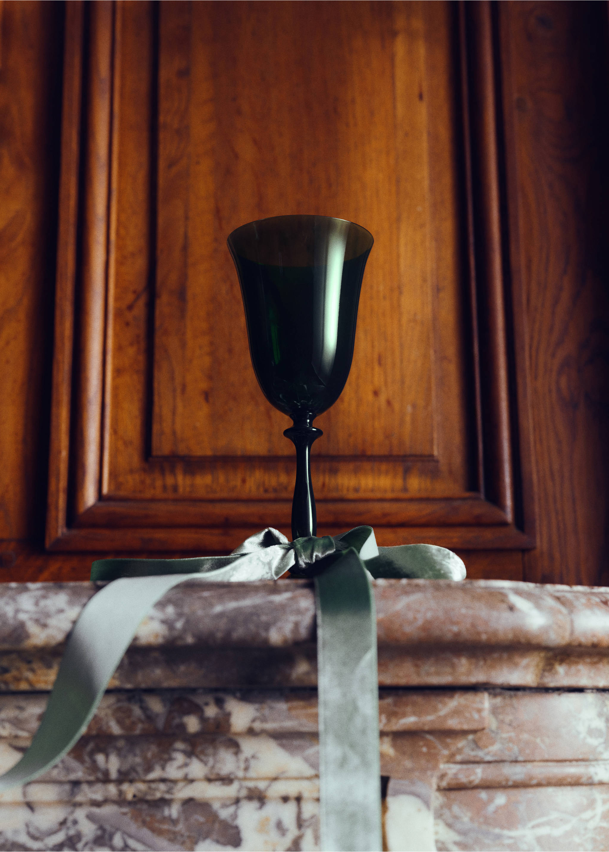 Dark green glass goblet tied with a sage green velvet ribbon., Green. Ref: 37057919-00.