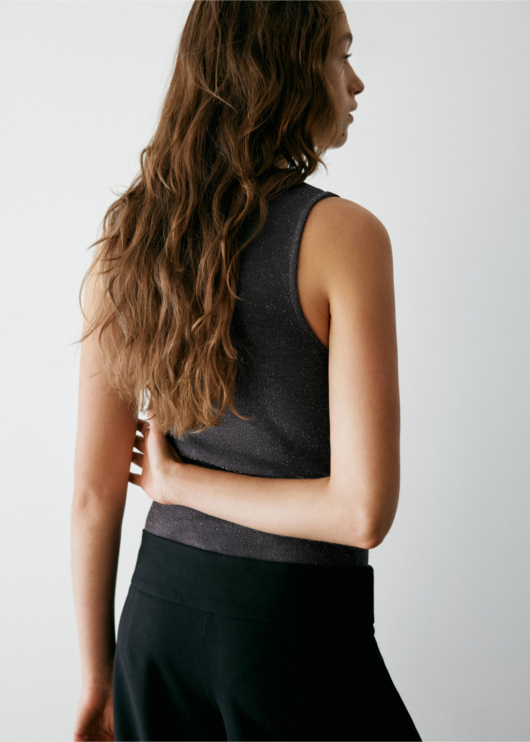 Vista trasera de un body sin mangas gris oscuro con brillos., Gris antracita. Ref: 37057930-00.