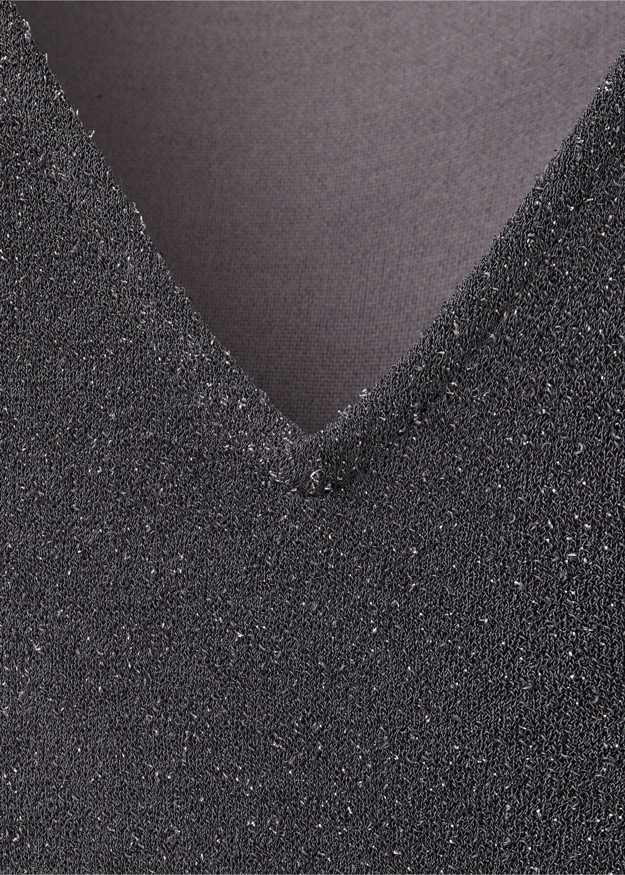 Primer plano de un body gris con brillo y escote de pico., Gris antracita. Ref: 37057930-00.
