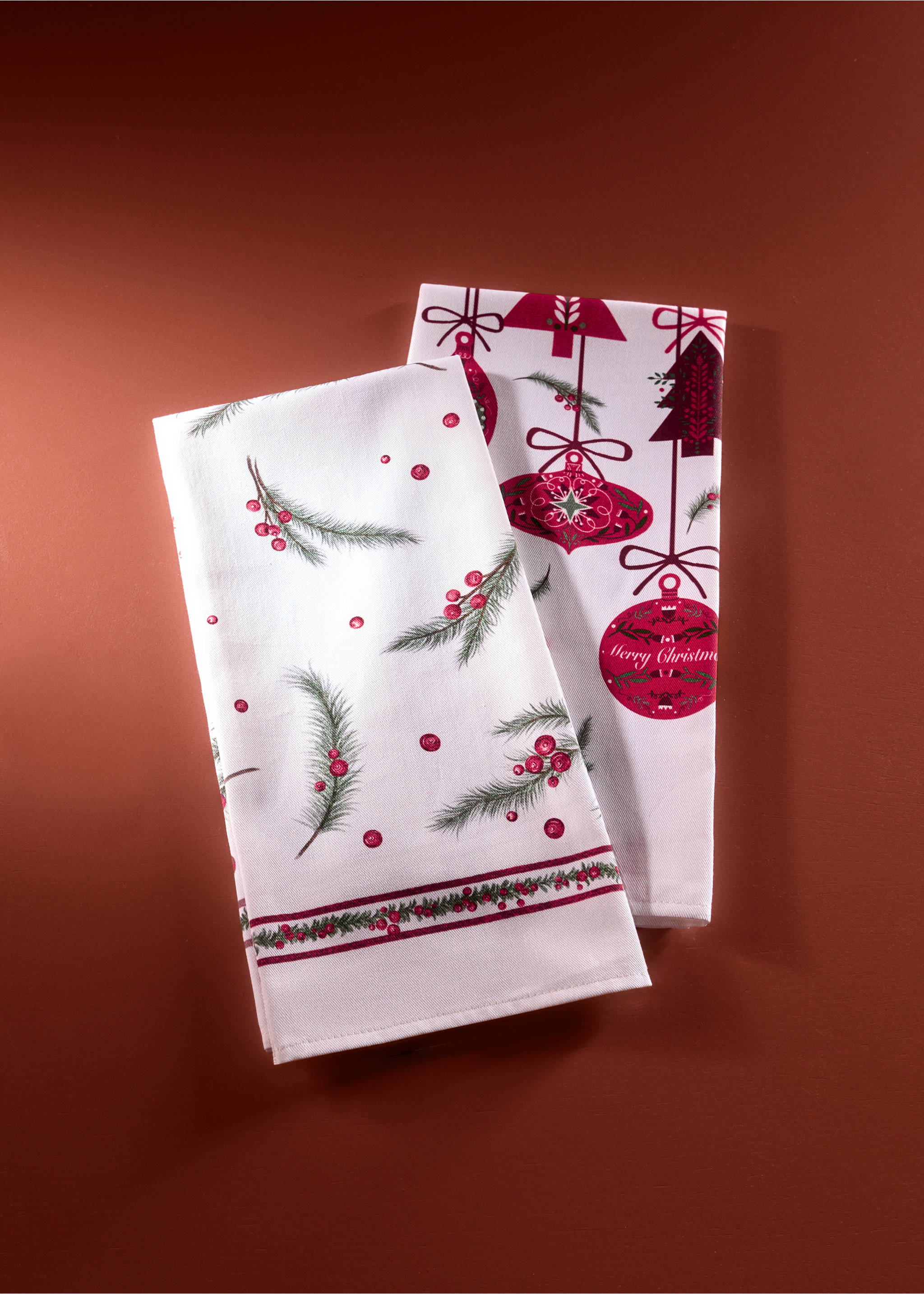 Set of two white Christmas-themed kitchen towels with festive prints., White. Ref: 37058270-00.