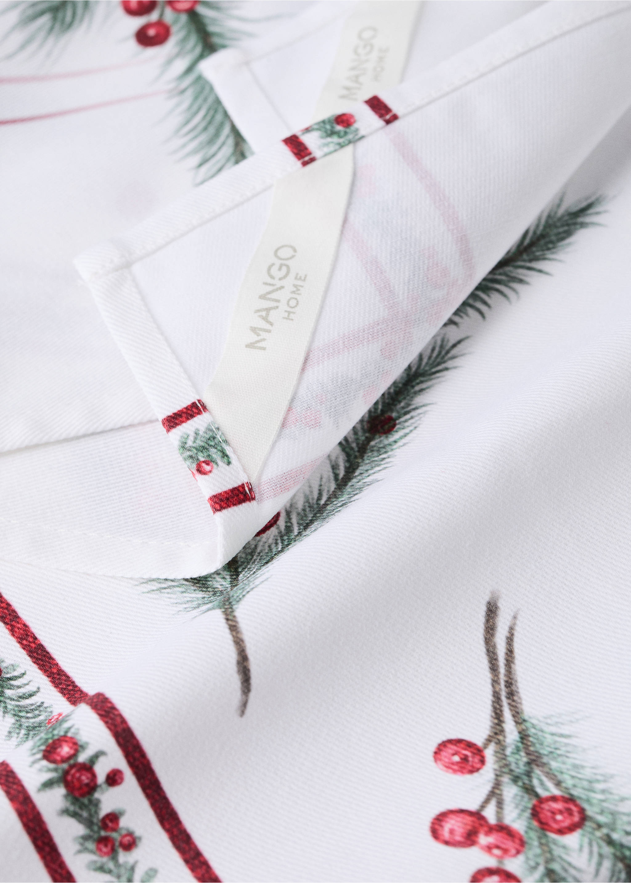 White kitchen towel with Christmas pine and red berry print, featuring a Mango Home label., White. Ref: 37058270-00.