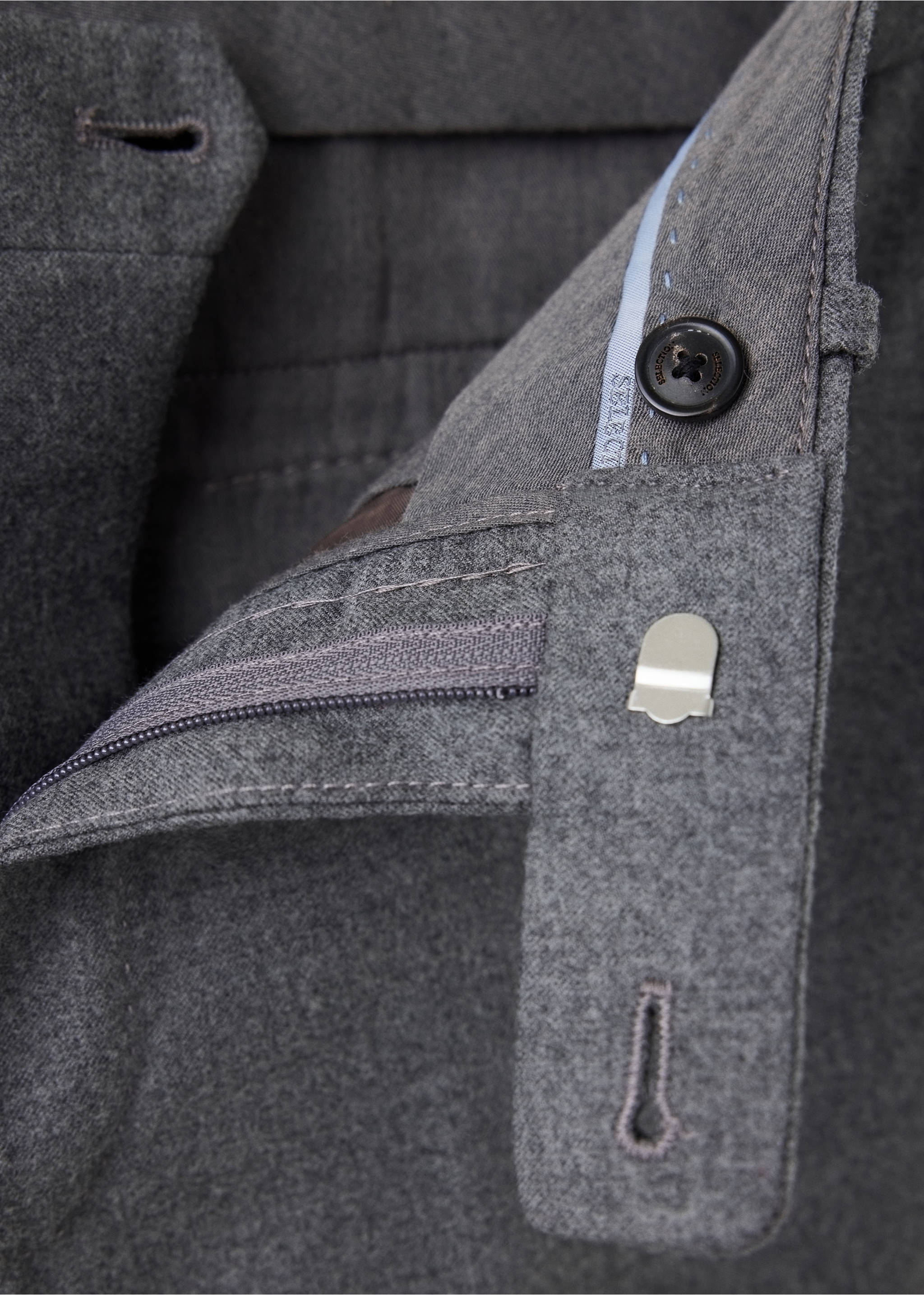 Pantalon laine vierge slim-fit - Détail de l'article 8, Gris chiné clair. Ref: 37058630-00.