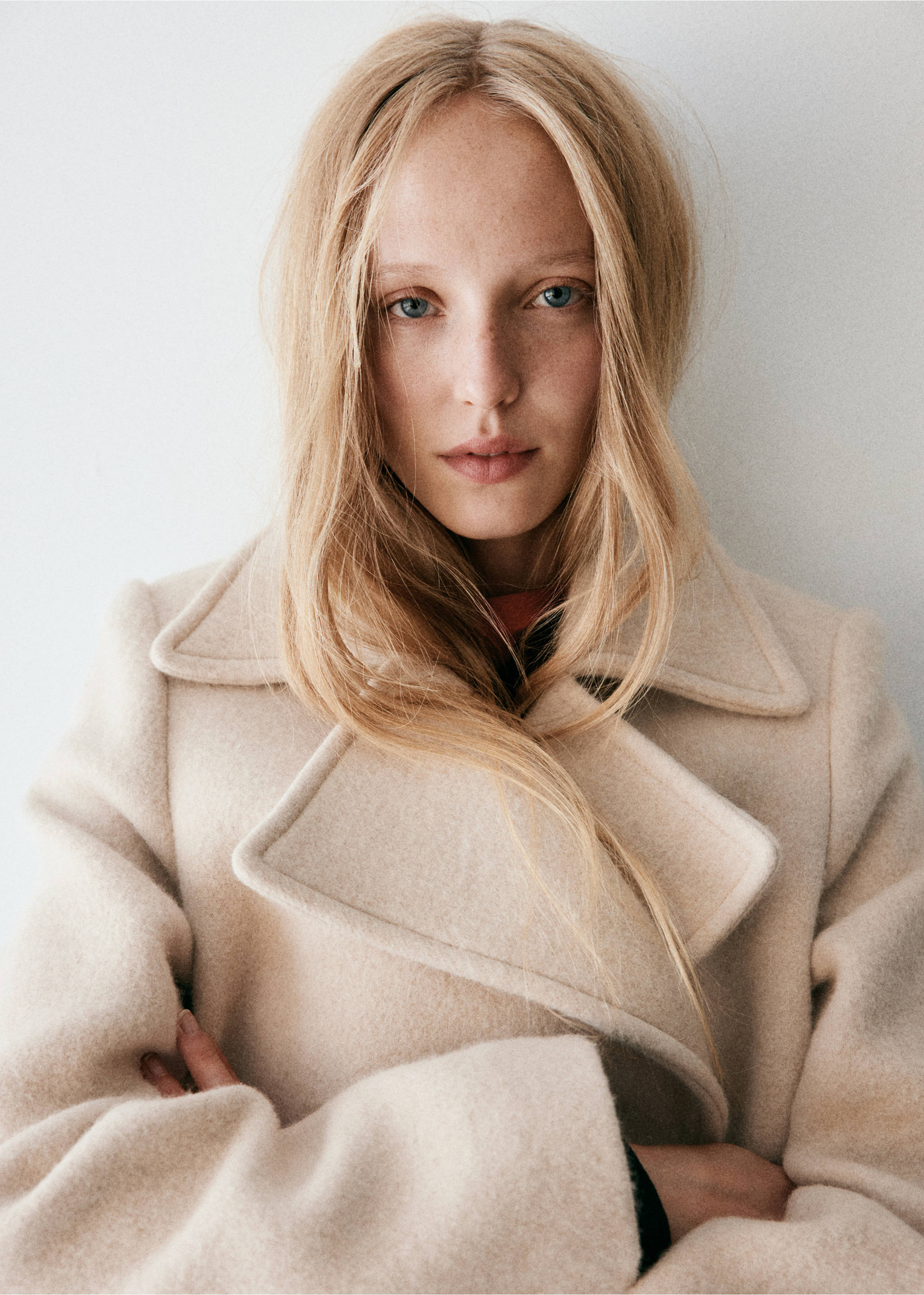 Close-up of a model wearing a cream-coloured jacket with wide lapels., Beige. Ref: 37058640-00.