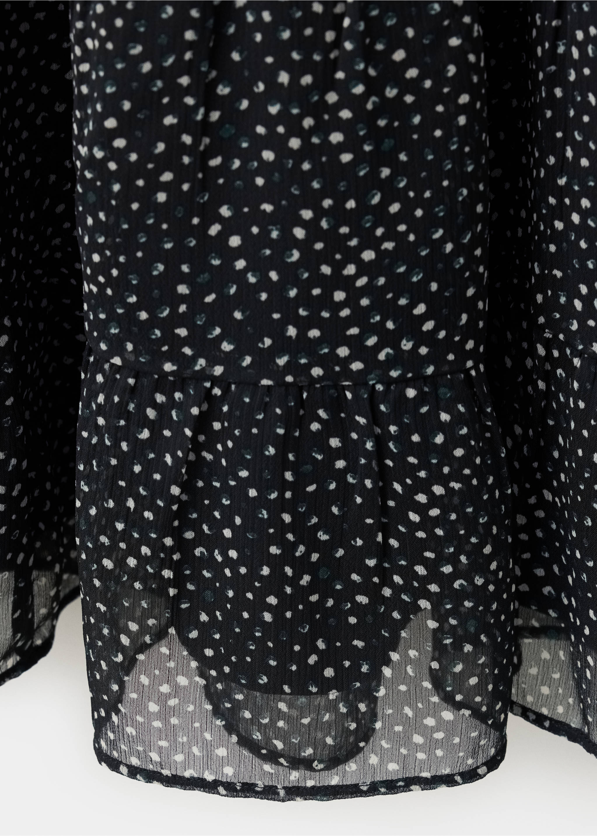 Detalle de tejido de una falda oscura estampada con motivos de lunares y bajo con volante., Azul marino. Ref: 37059116-00.