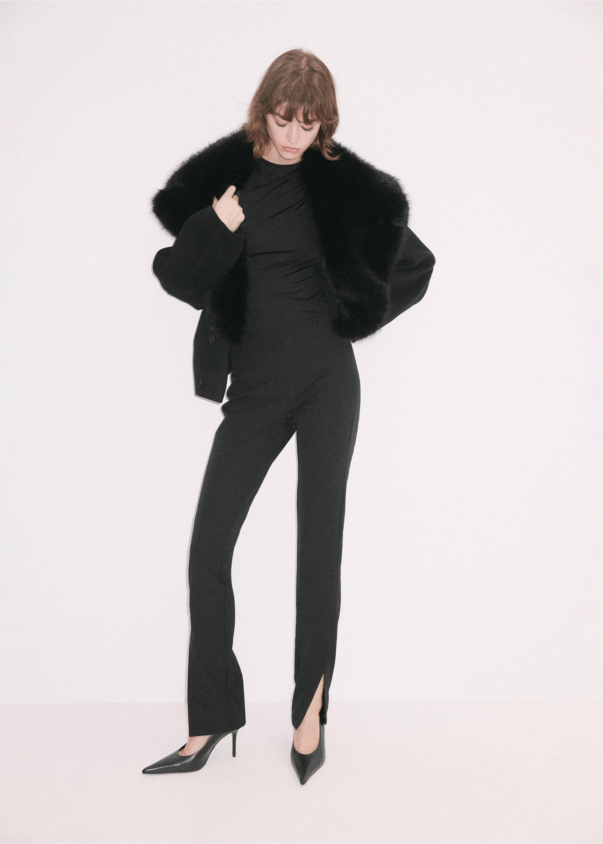 Pantalones negros con aberturas delanteras en el bajo, combinados con un top a juego, chaqueta y estola de efecto pelo., Negro. Ref: 37059128-00.