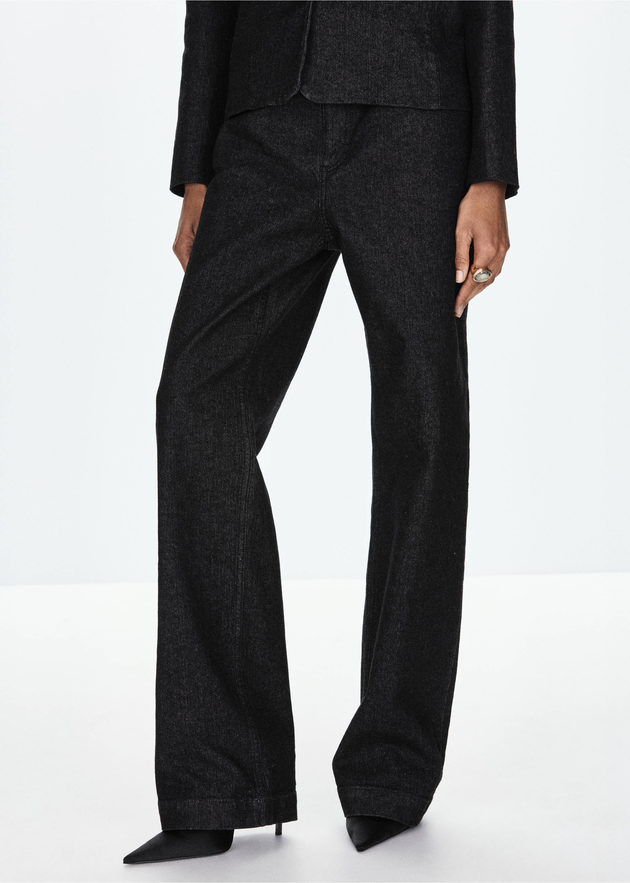 Pantalones vaqueros rectos en gris oscuro combinados con una chaqueta a juego., Azul. Ref: 37059135-00.