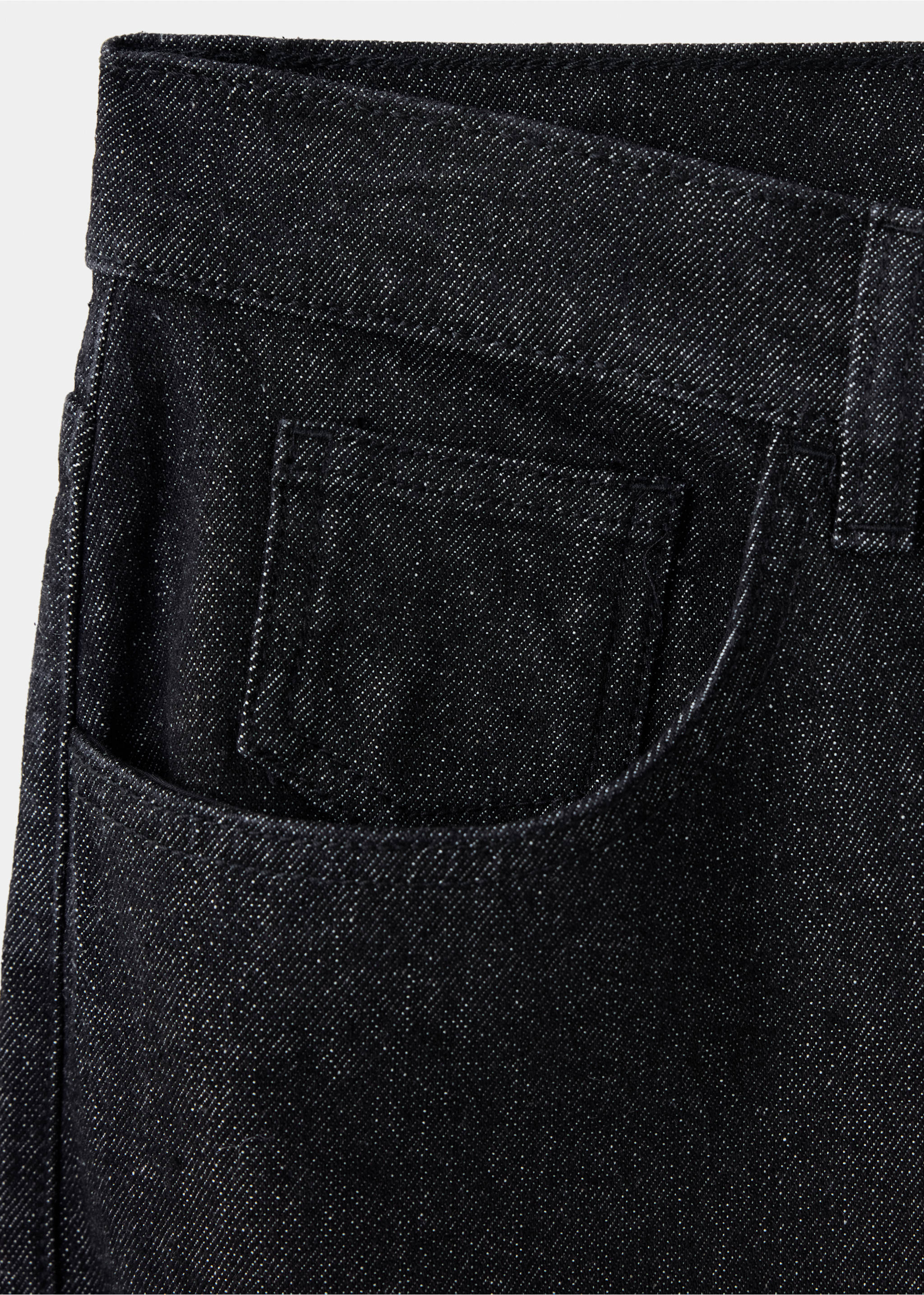 Primer plano de pantalones tejanos de denim gris oscuro que se centra en el tejido y el detalle del bolsillo., Azul. Ref: 37059135-00.
