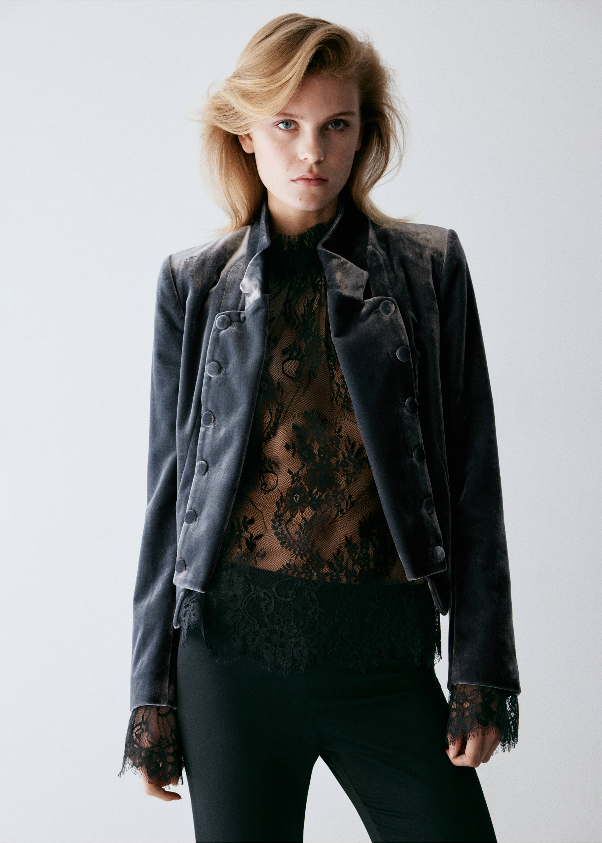 Grey velvet blazer with structured shoulders and a covered double-breasted button fastening., Grey. Ref: 37059137-00.