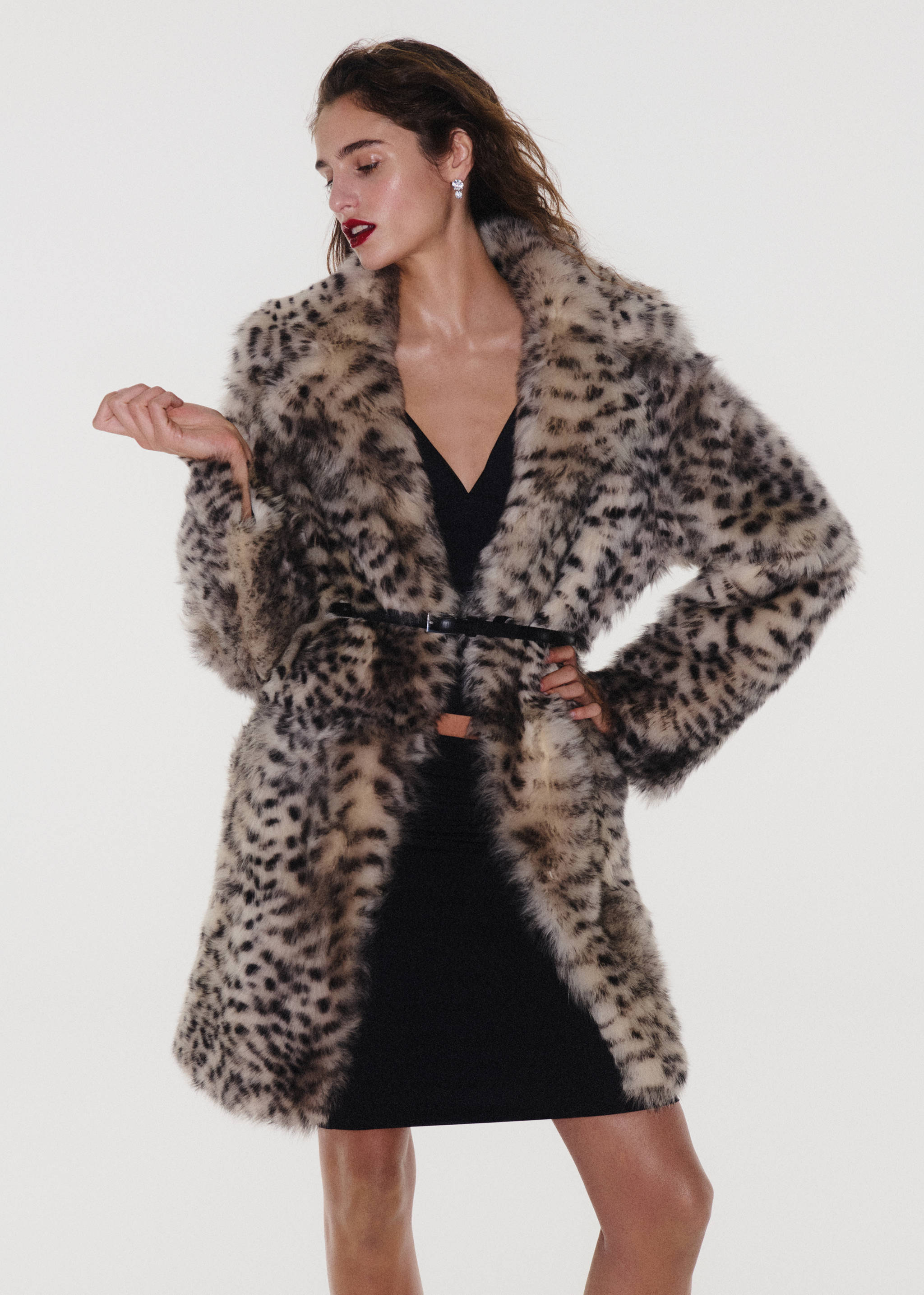Leopard-print faux-fur coat with a large collar and a thin belt., Ivory White. Ref: 37059142-00.