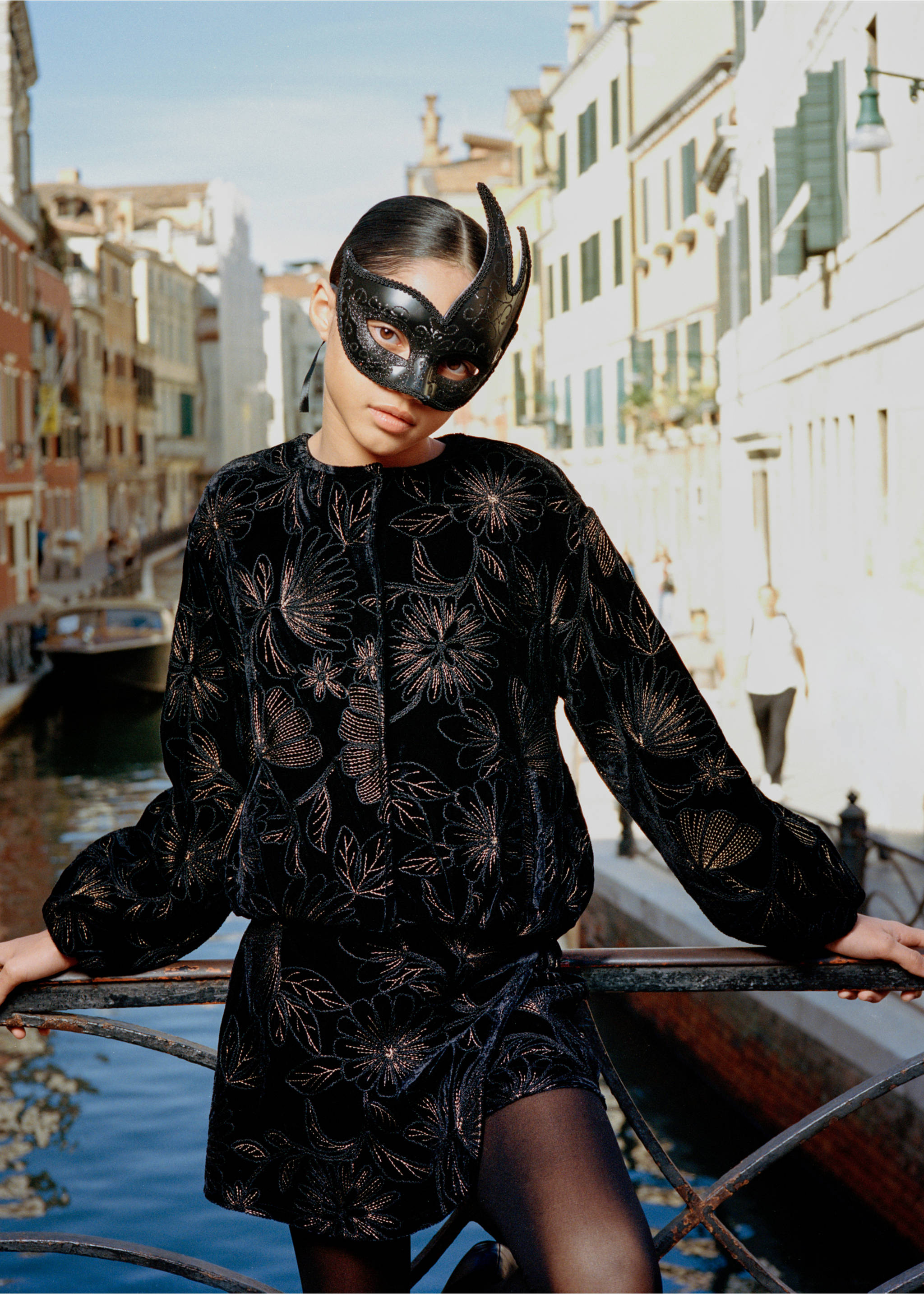 Black floral jacket with metallic copper detailing and a round neck., Black. Ref: 37059213-00.