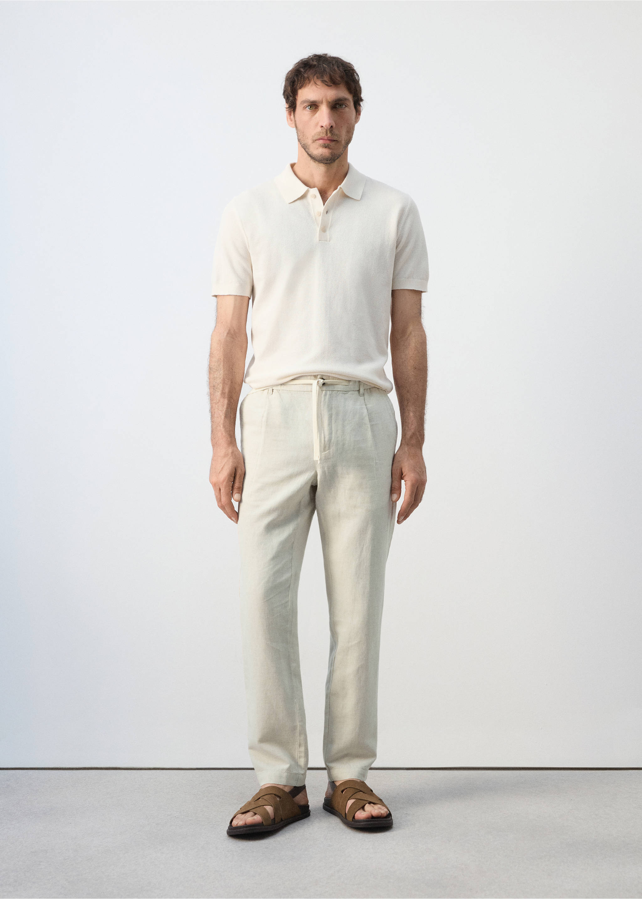 Pantalon en lin et coton coupe slim cropped - Plan général, Écru. Ref: 37061331-00.