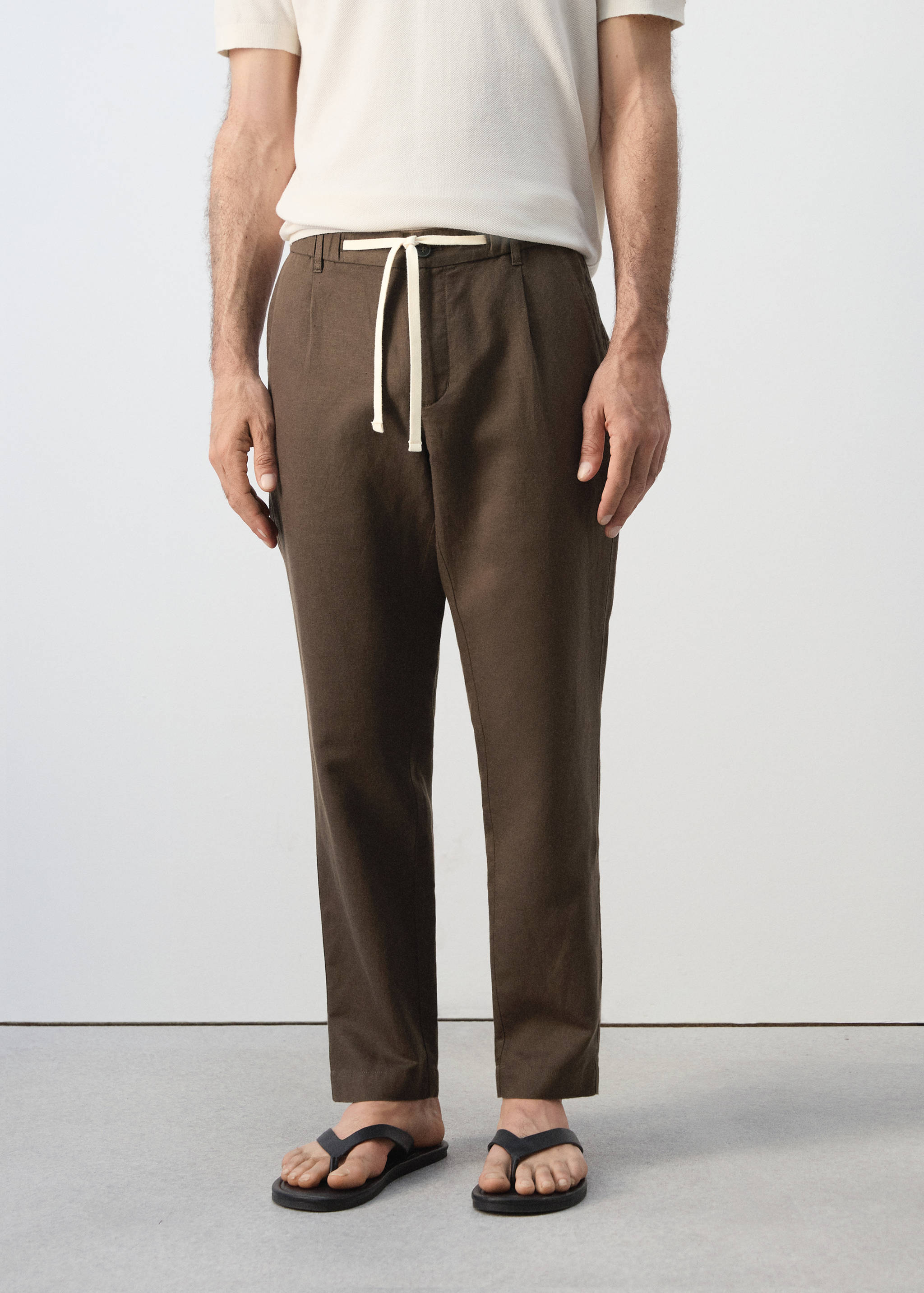 Pantalon en lin et coton coupe slim cropped - Plan moyen