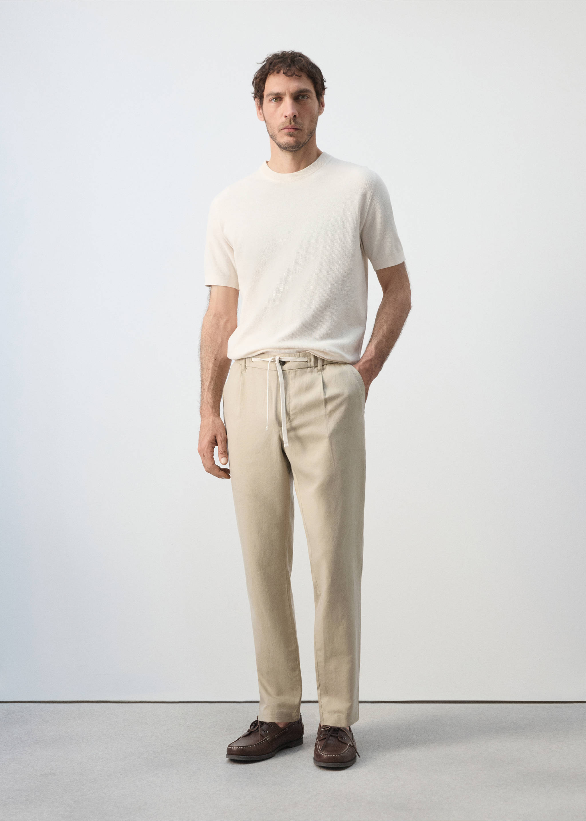 Pantalon en lin et coton coupe slim cropped - Plan général, Chocolat. Ref: 37061331-00.