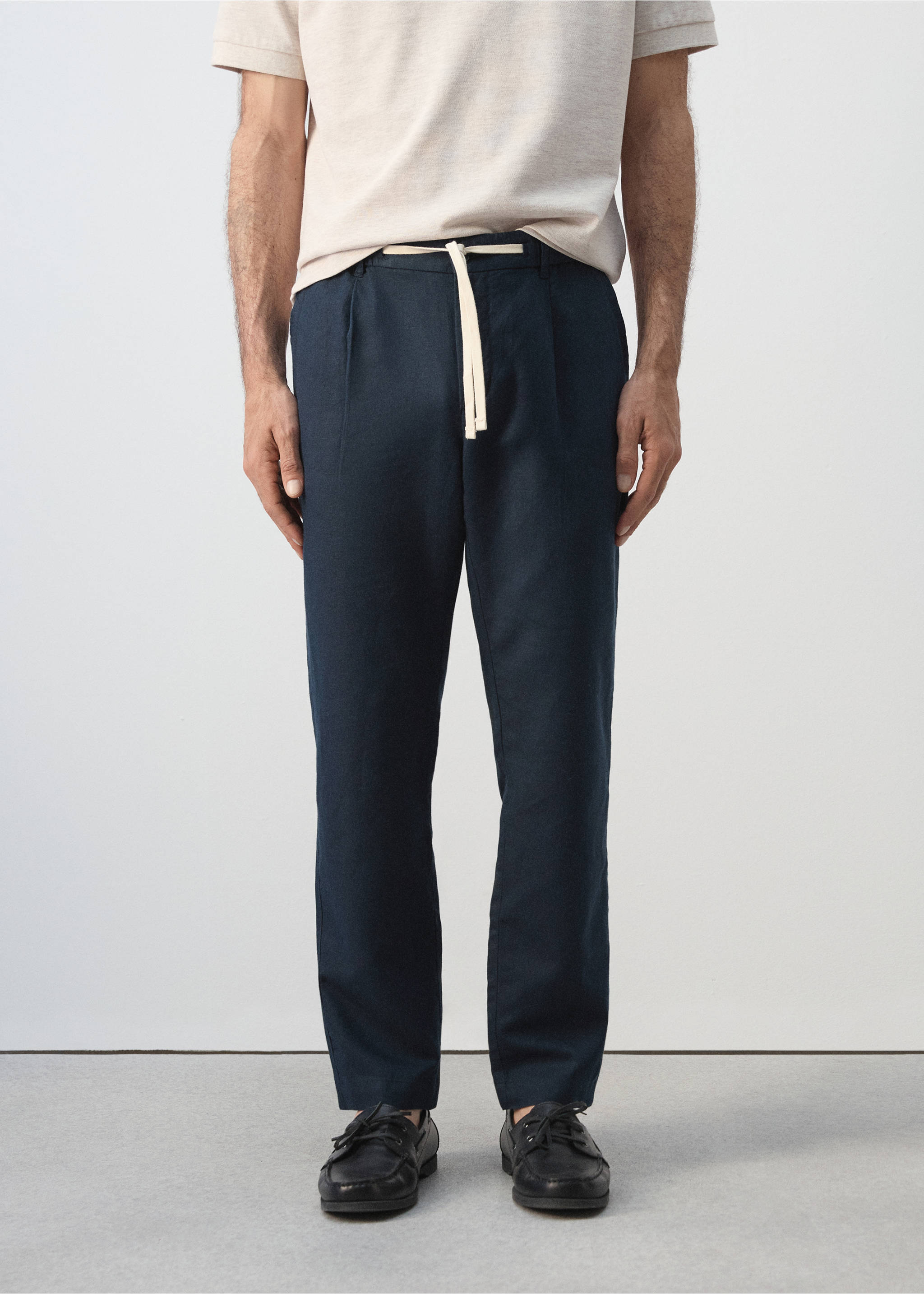 Pantalon en lin et coton coupe slim cropped - Plan moyen, Bleu marine. Ref: 37061331-00.