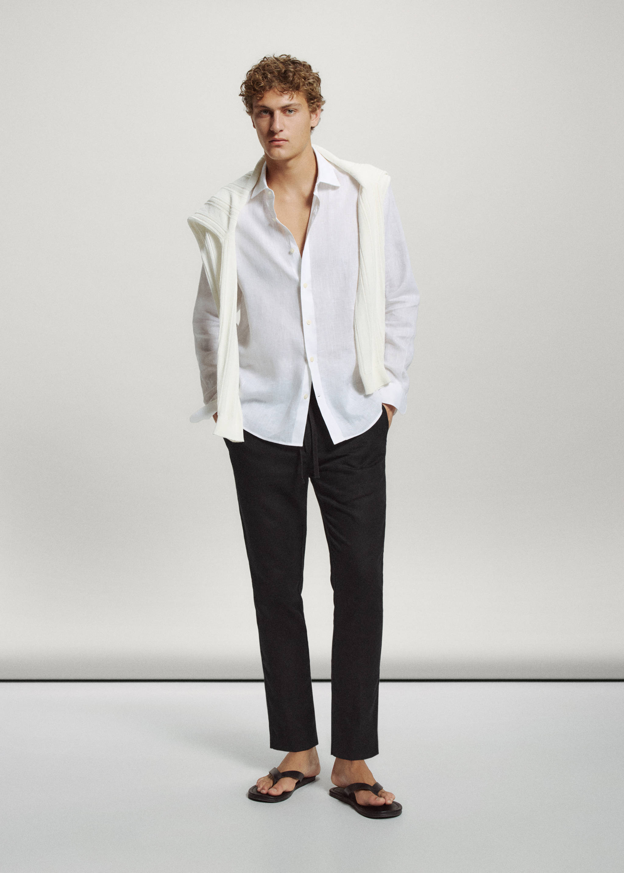 Calças slim fit cropped de linho e algodão - Plano geral
