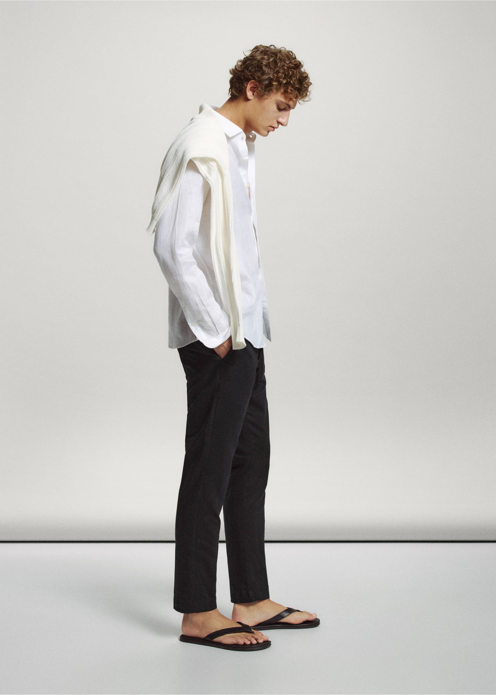 Calças slim fit cropped de linho e algodão - Verso do artigo, Preto. Ref: 37061331-01.