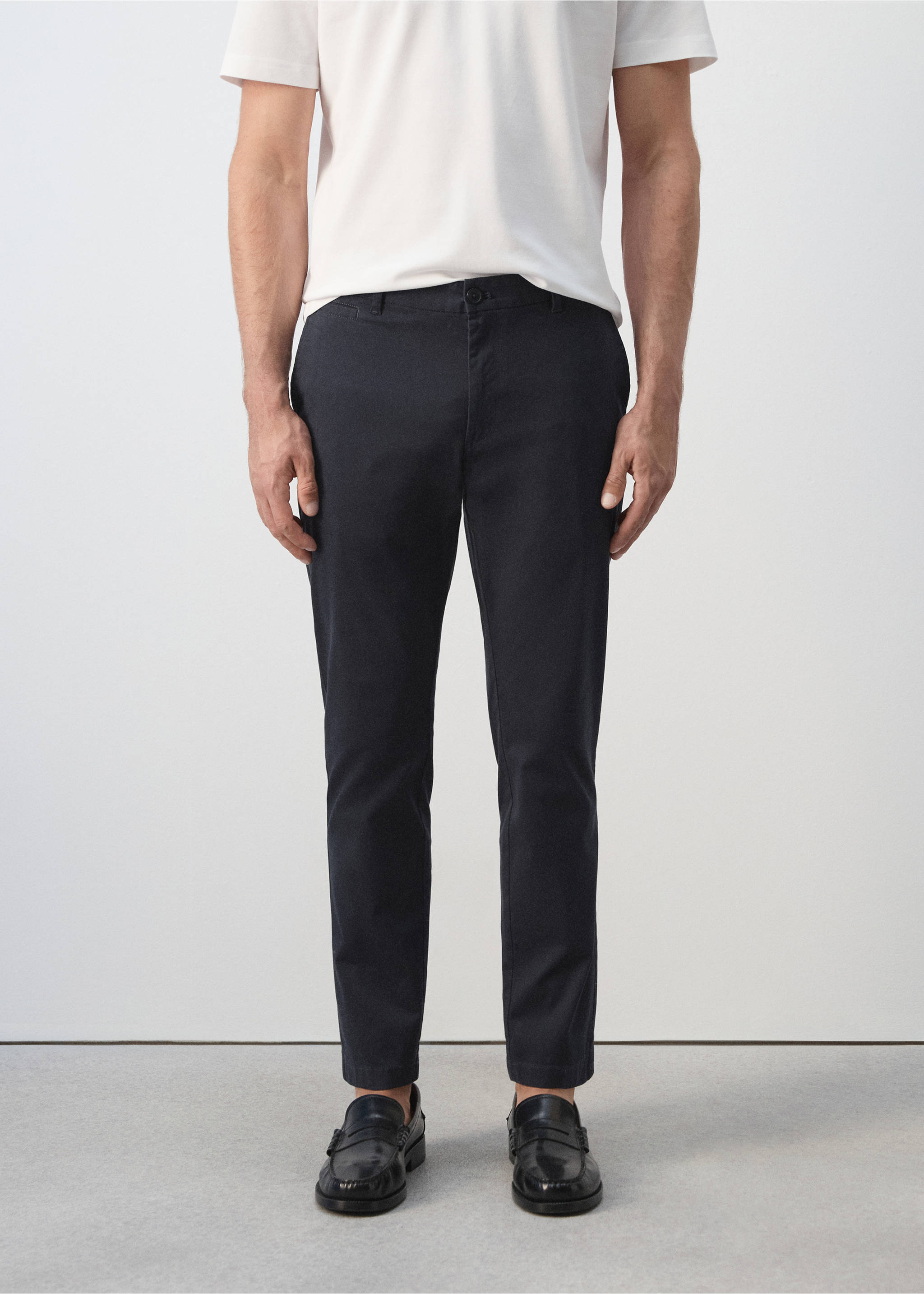 Tapered-Chinohose Prato in Cropped-Länge - Mittlere Ansicht, Dunkles Marineblau. Ref: 37061332-00.