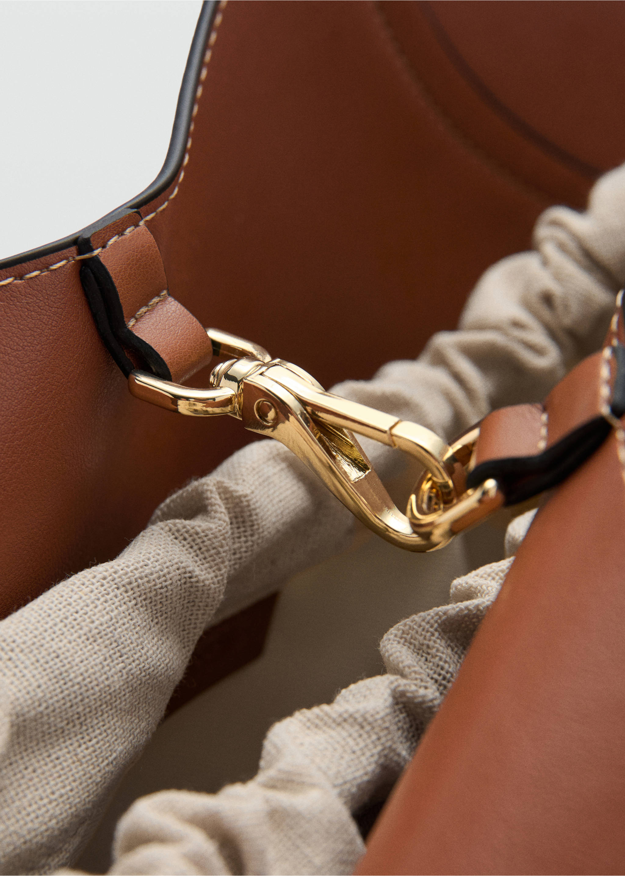 Sac porté épaule de taille moyenne effet cuir - Détail de l'article 2, Marron moyen. Ref: 37061335-00.