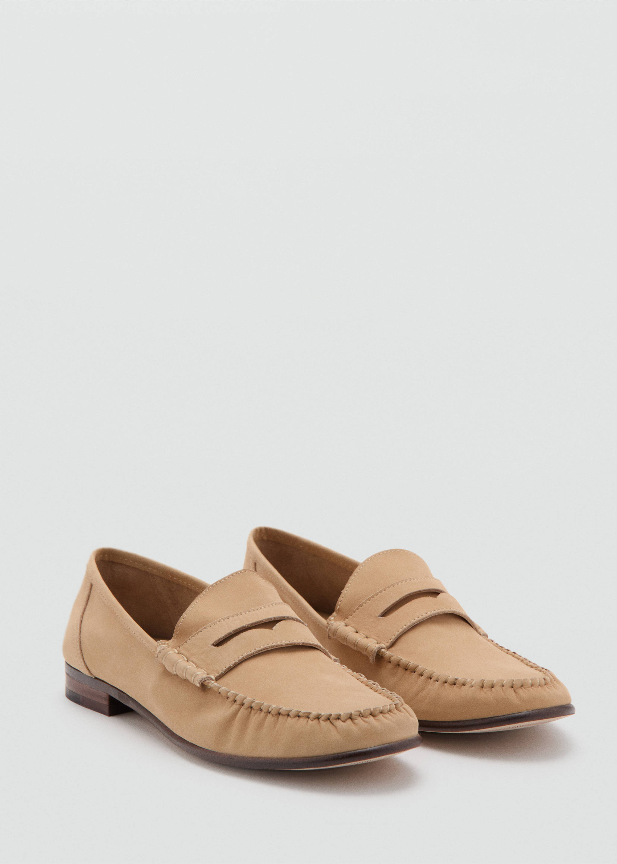 Mocassins suède détail en forme de masque - Plan moyen, Beige. Ref: 37061343-00.