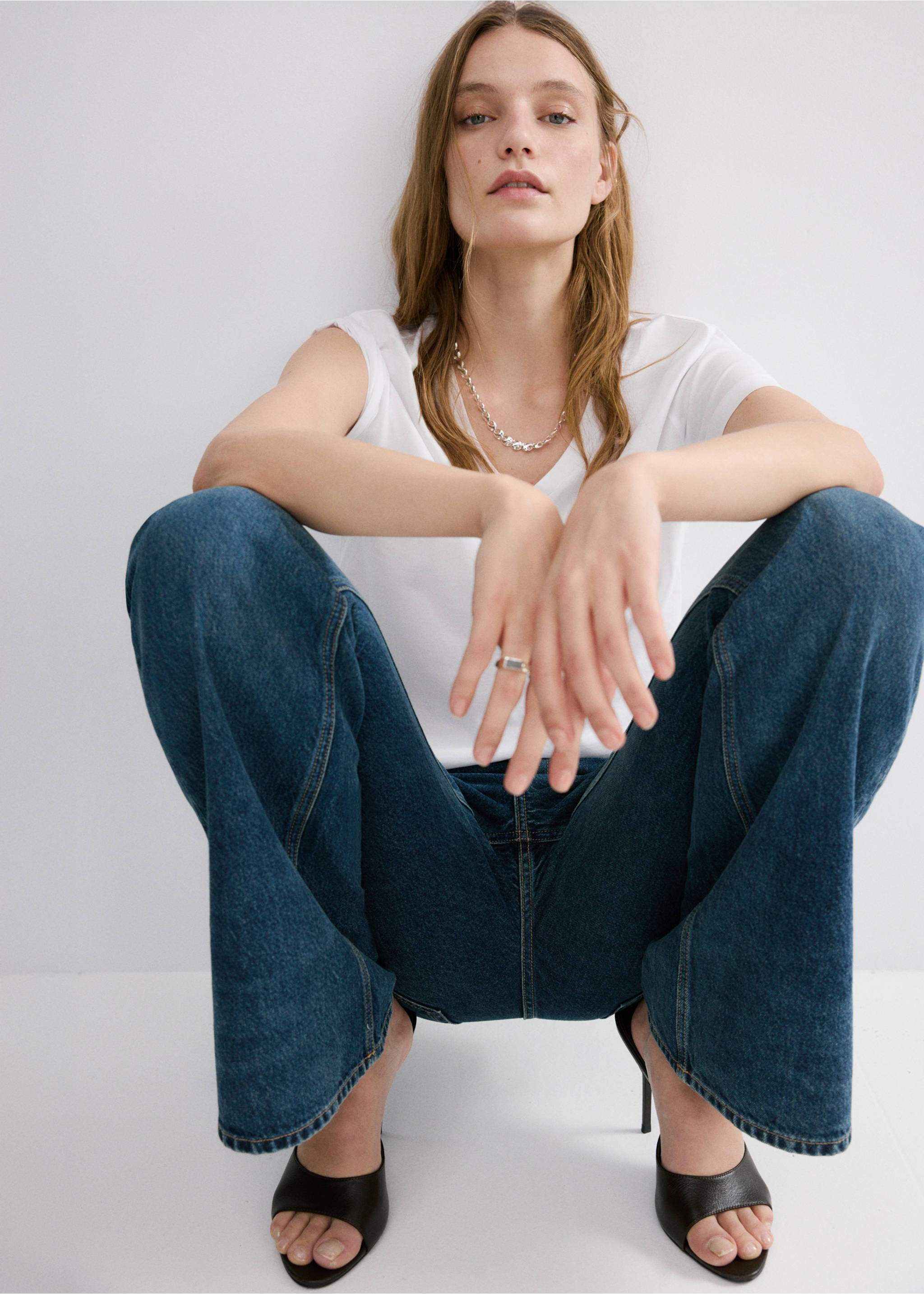 V-neck cotton T-shirt - Details of the article 2, White. Ref: 37061351-00.