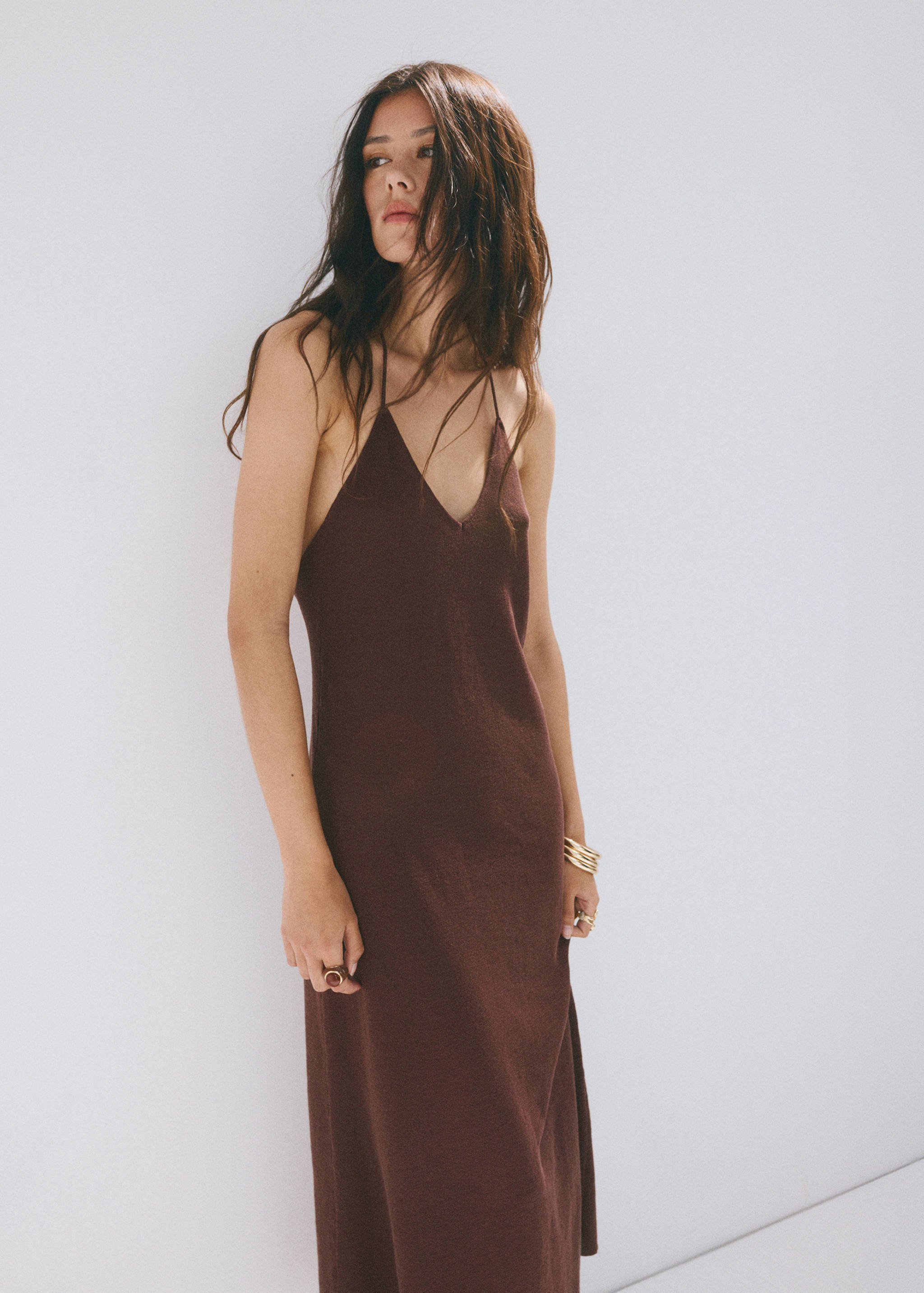 Robe col en V à perles - Plan moyen