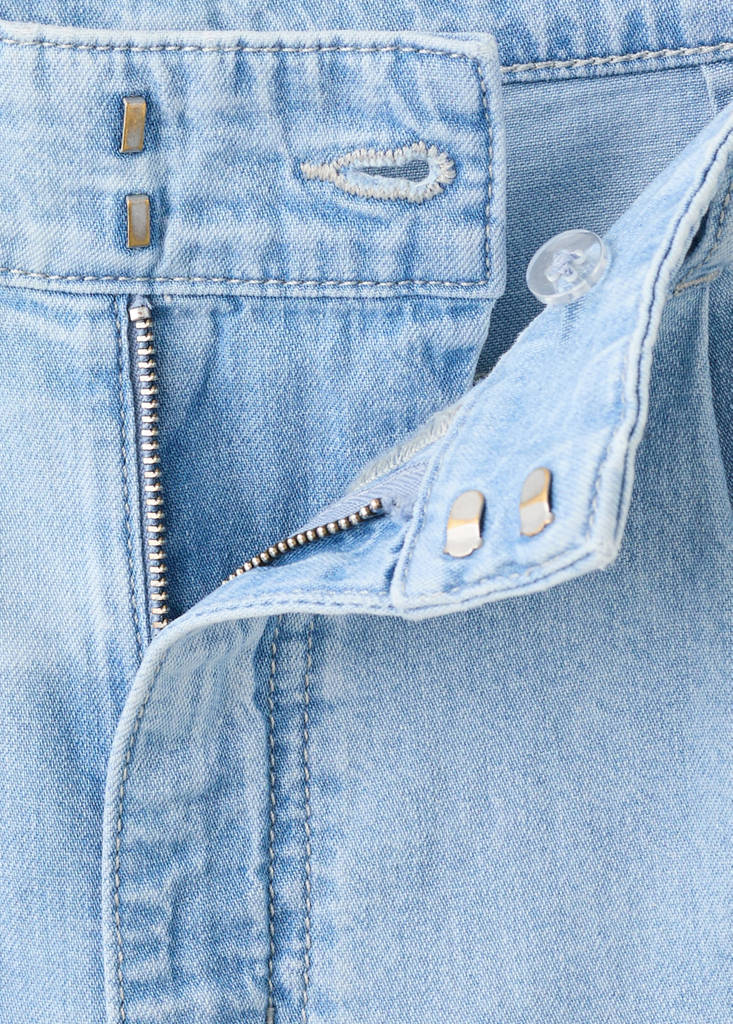 Mid-rise denim bermuda shorts with pleats — Light Blue