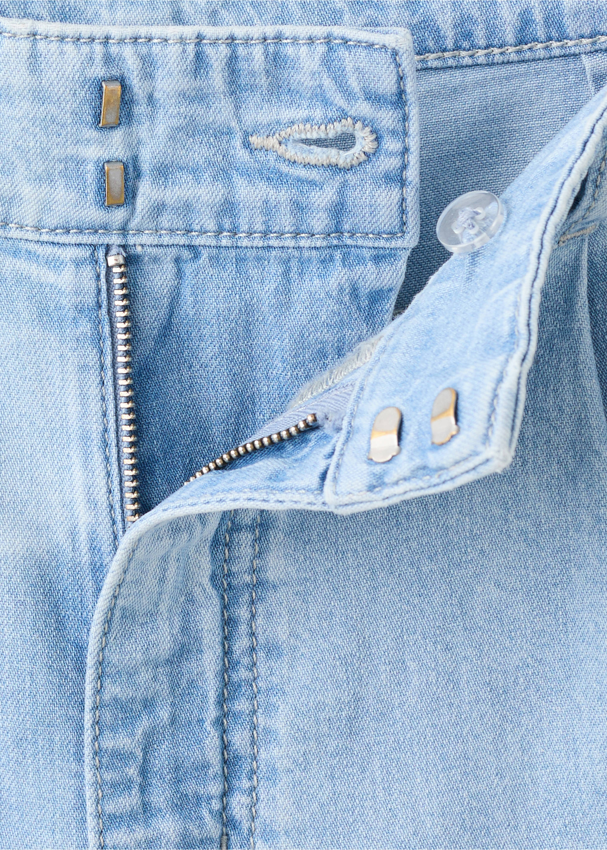 Bermudas denim tiro medio pinzas - Detalle del artículo 0, Azul claro. Ref: 37061399-00.