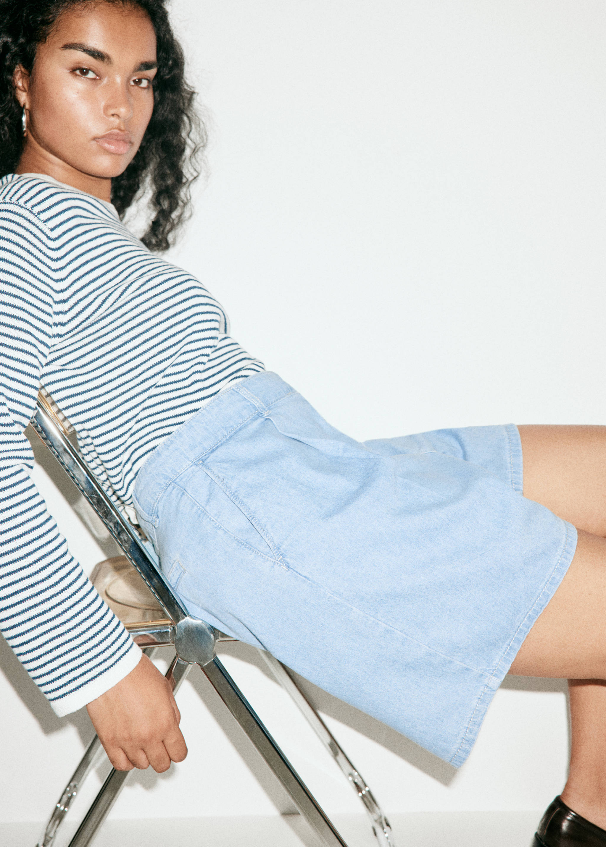 Mid-rise denim bermuda shorts with pleats - Details of the article 4