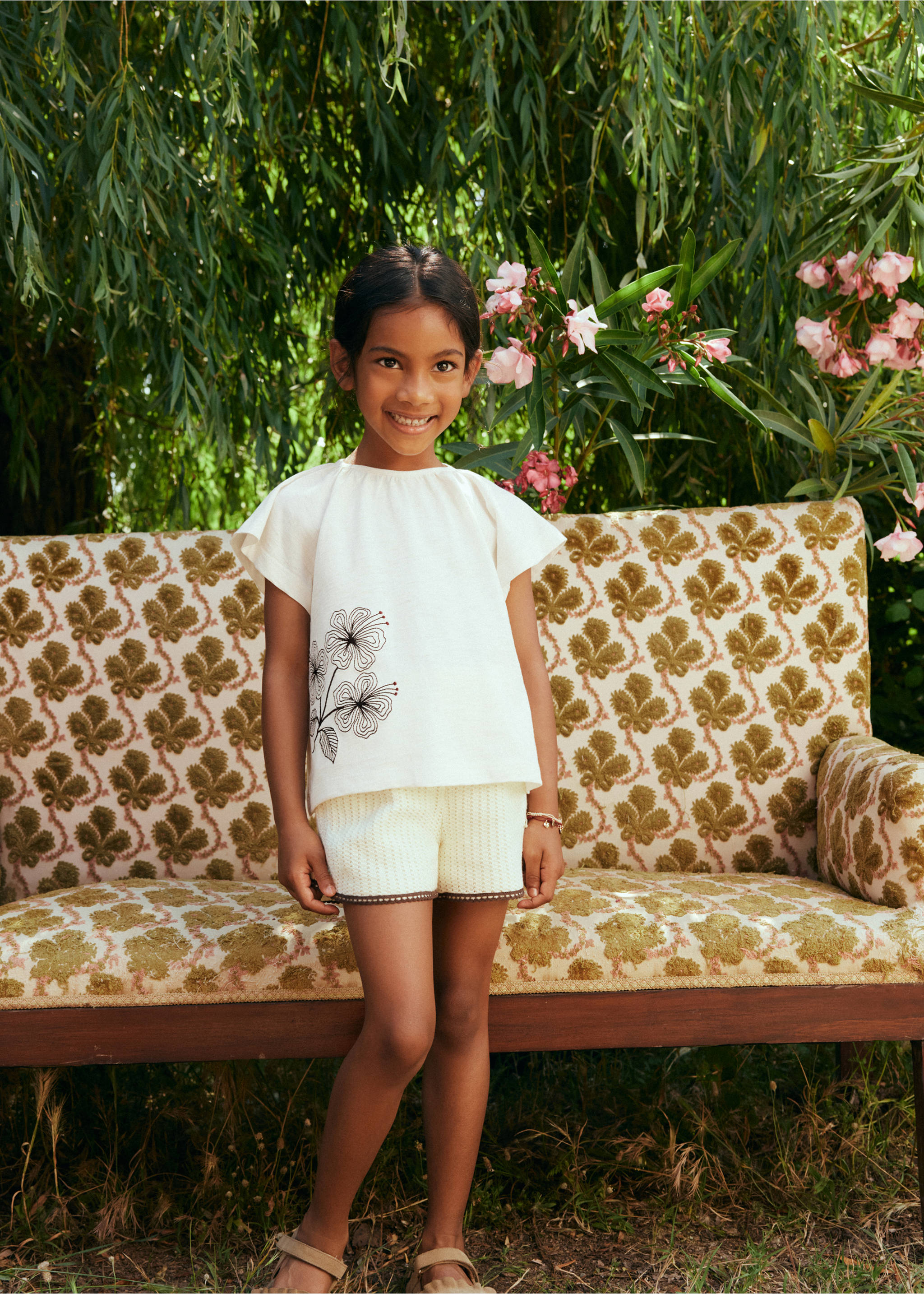 Cotton T-shirt with embroidered flowers - General plane, Off White. Ref: 37061419-00.