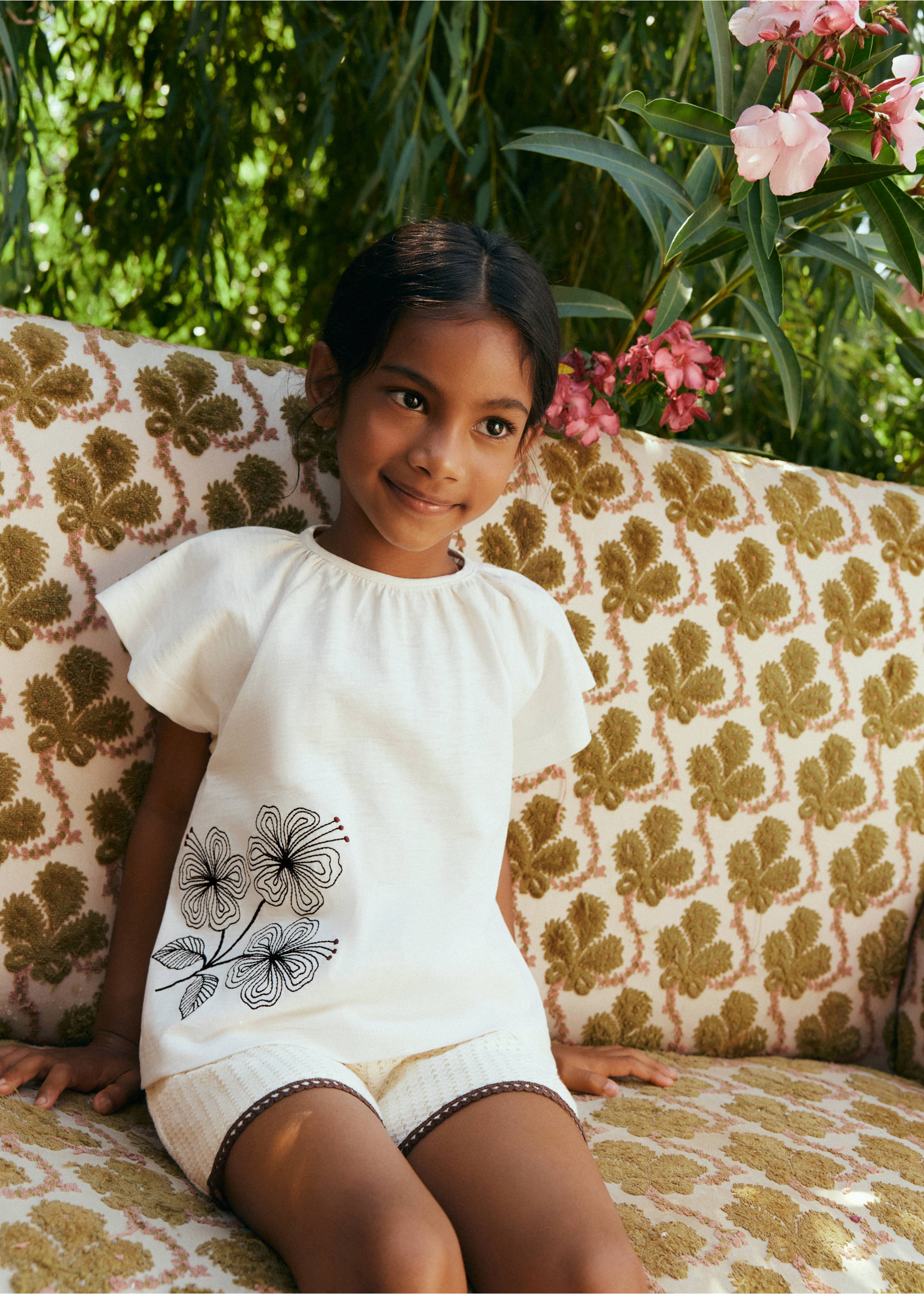 Cotton T-shirt with embroidered flowers - Medium plane, Off White. Ref: 37061419-00.