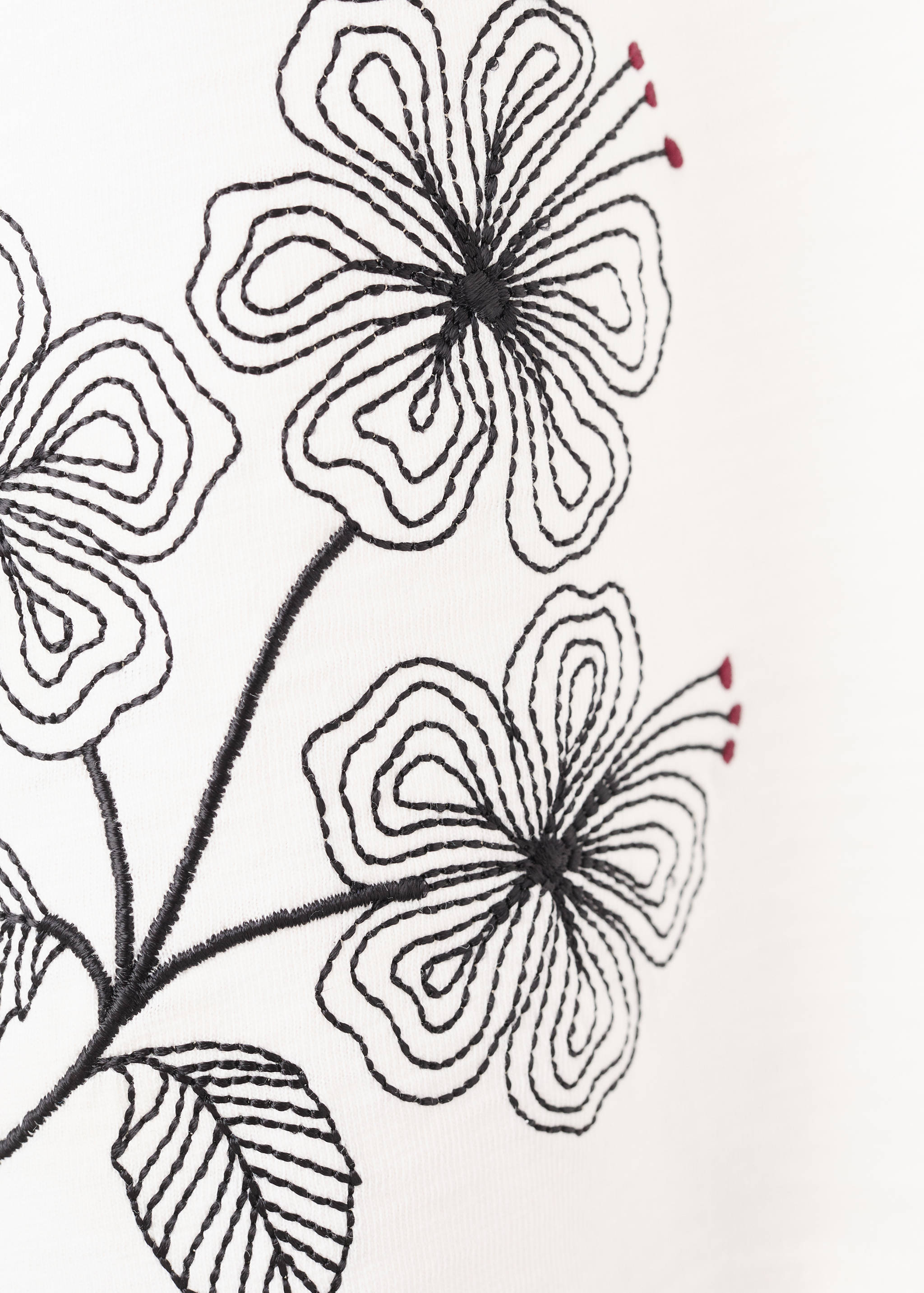 Baumwoll-T-Shirt mit gestickten Blumen - Detail des Artikels 8