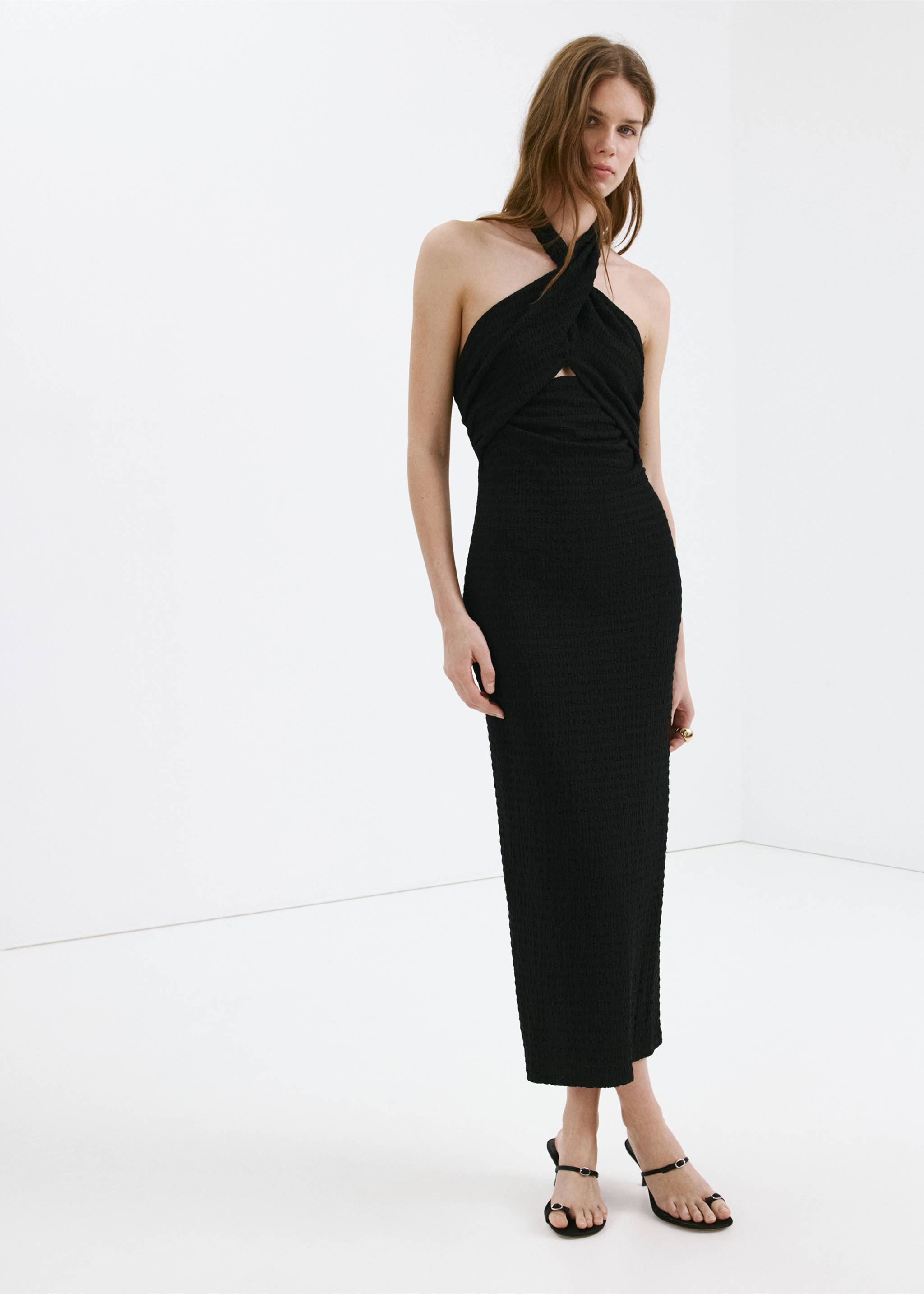 Robe dos nu croisée avec ouverture - Plan général, Noir. Ref: 37061427-00.
