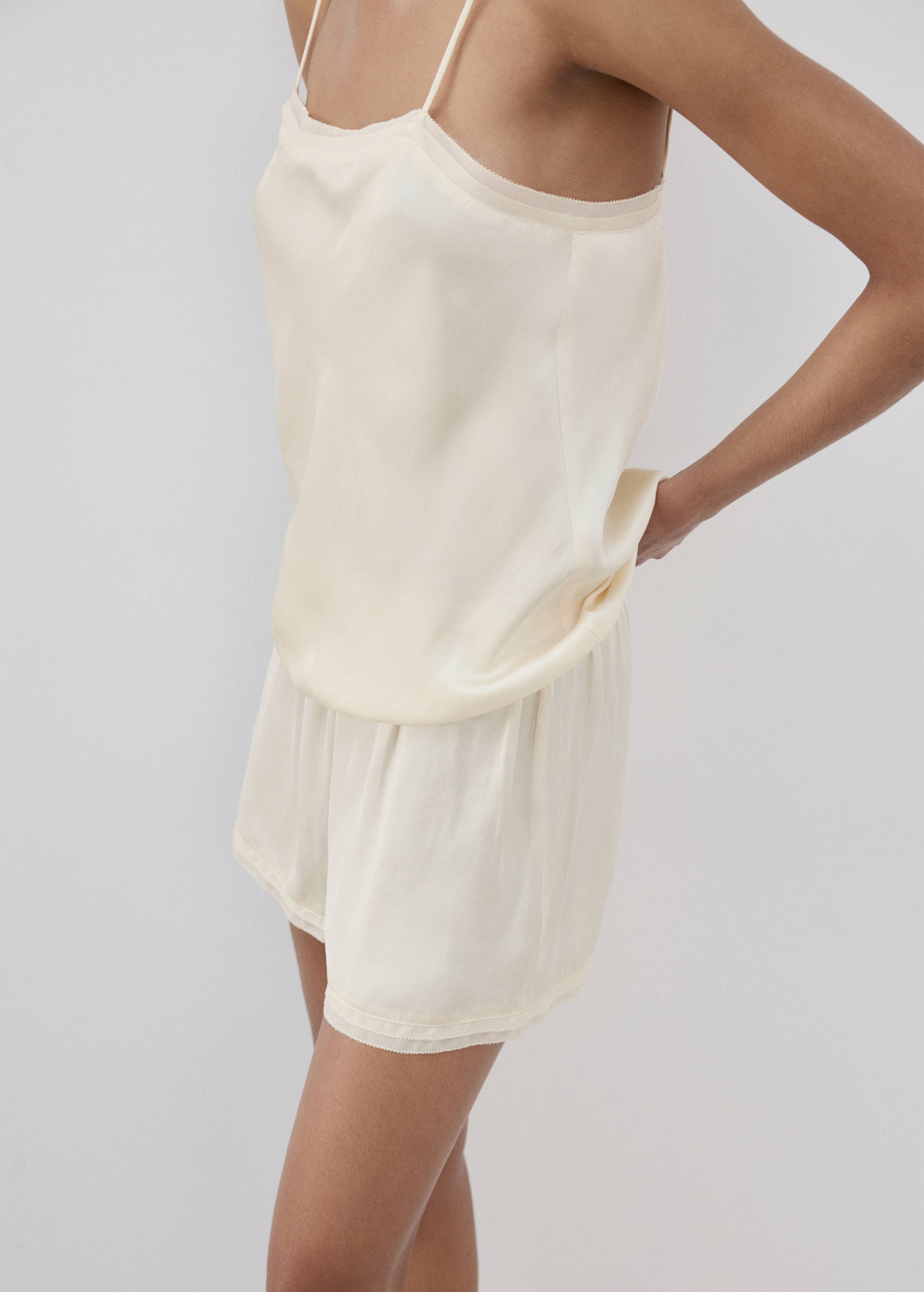 Short pyjama satiné en dentelle - Détail de l'article 1